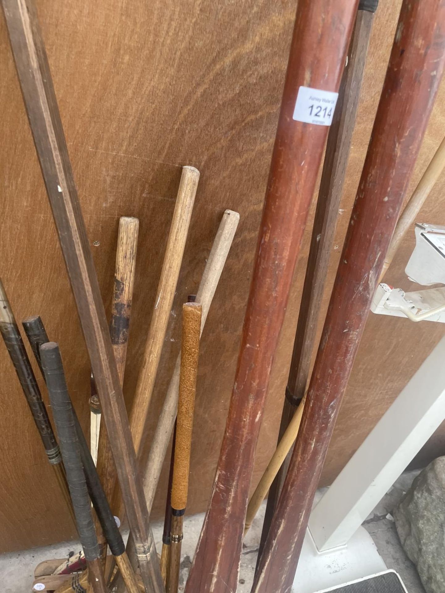A LARGE QUANTITY OF VINTAGE SPORTS EQUIPMENT * LACROSSE, OARS, GOLF ETC - Image 5 of 5