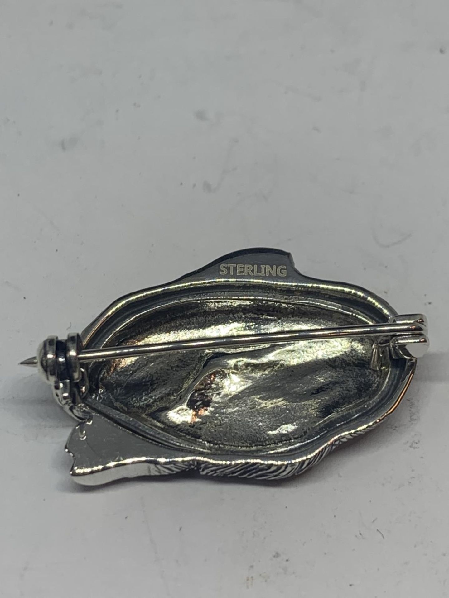 A MARKED SILVER RABBIT BROOCH - Image 3 of 4