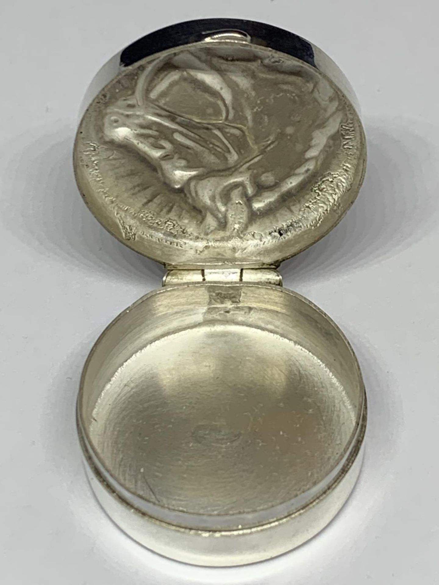 A MARKED SILVER HORSE PILL BOX - Image 4 of 6