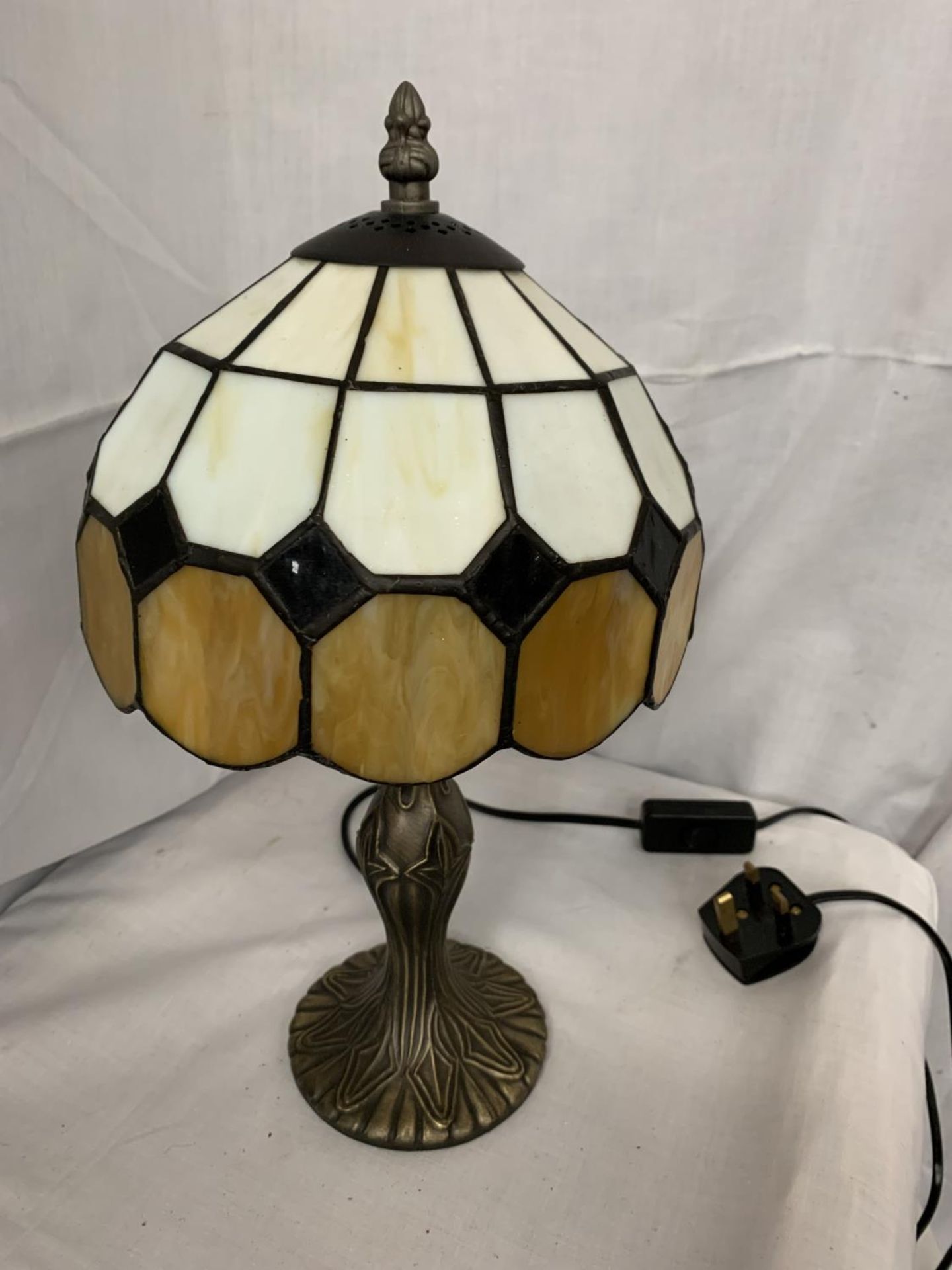 A TIFFANY STYLE TABLE LAMP WITH BRONZE EFFECT BASE, HEIGHT 38CM