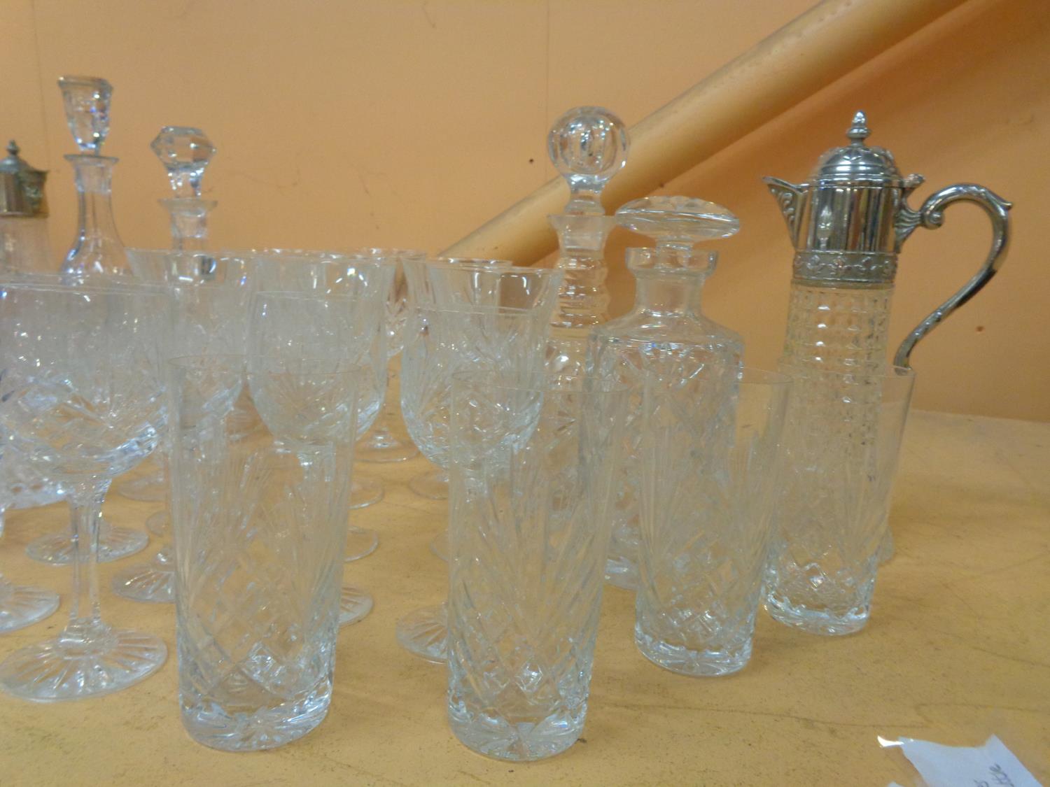 A LARGE COLLECTION OF GLASSWARE INCLUDING DECANTERS AND A VARIETY OF DRINKS GLASSES - Bild 8 aus 8