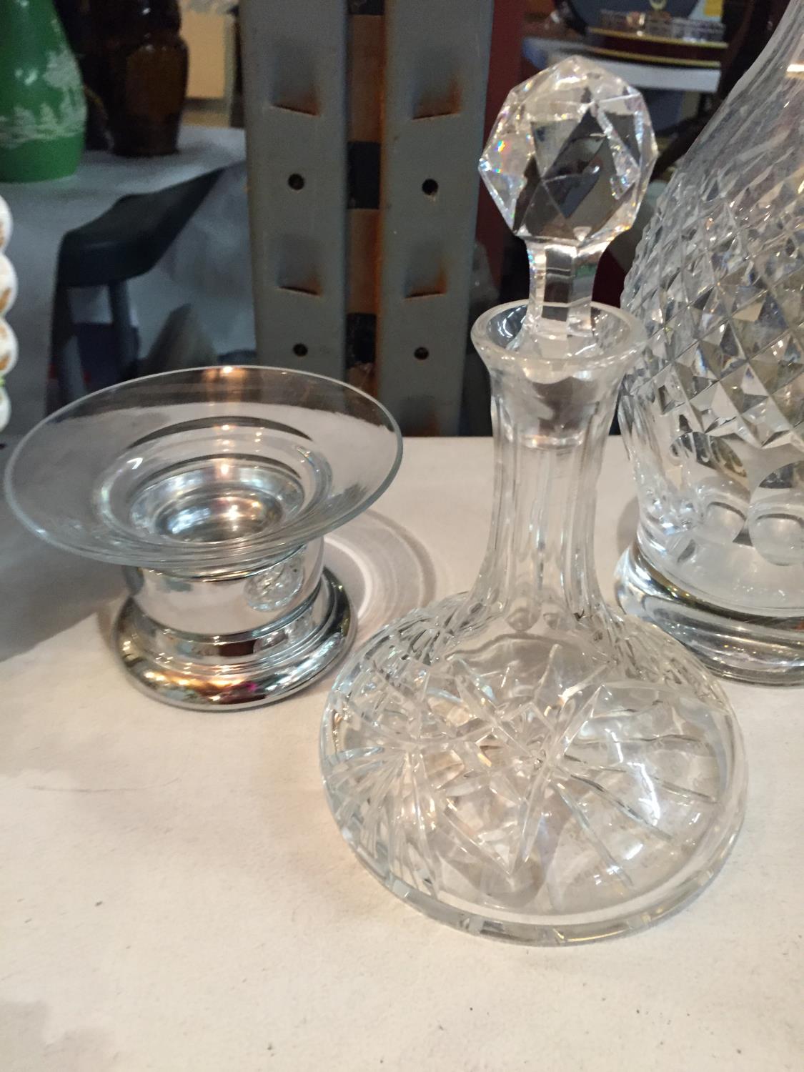 THREE ITEMS OF GLASSWARE TO INCLUDE A DECANTER, MINATURE DECANTER AND A DISH ON A CHROME BASE - Bild 3 aus 3