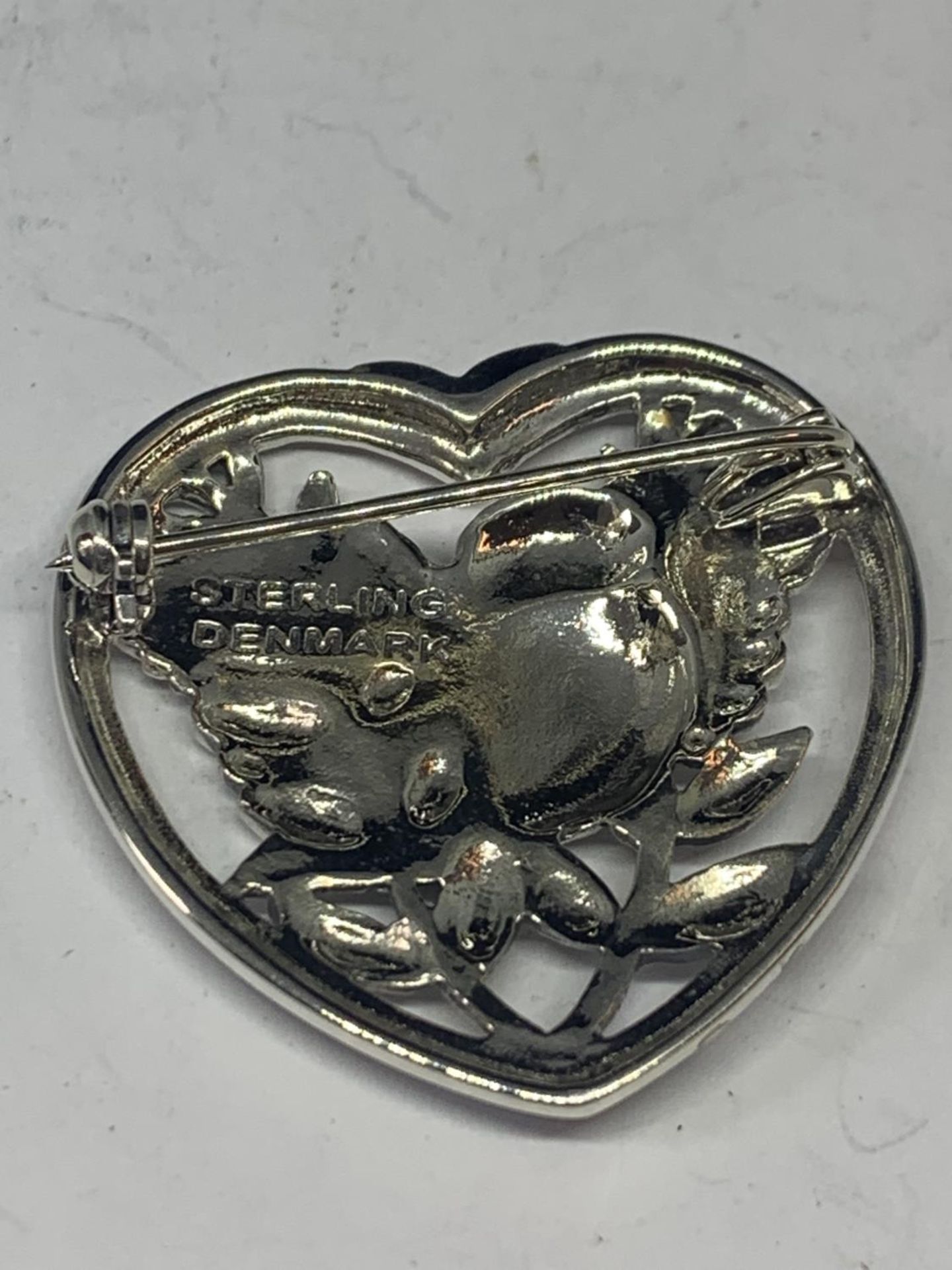 A MARKED DENMARK SILVER HEART SHAPED BROOCH WITH BIRD AND LEAF DESIGN - Image 3 of 4