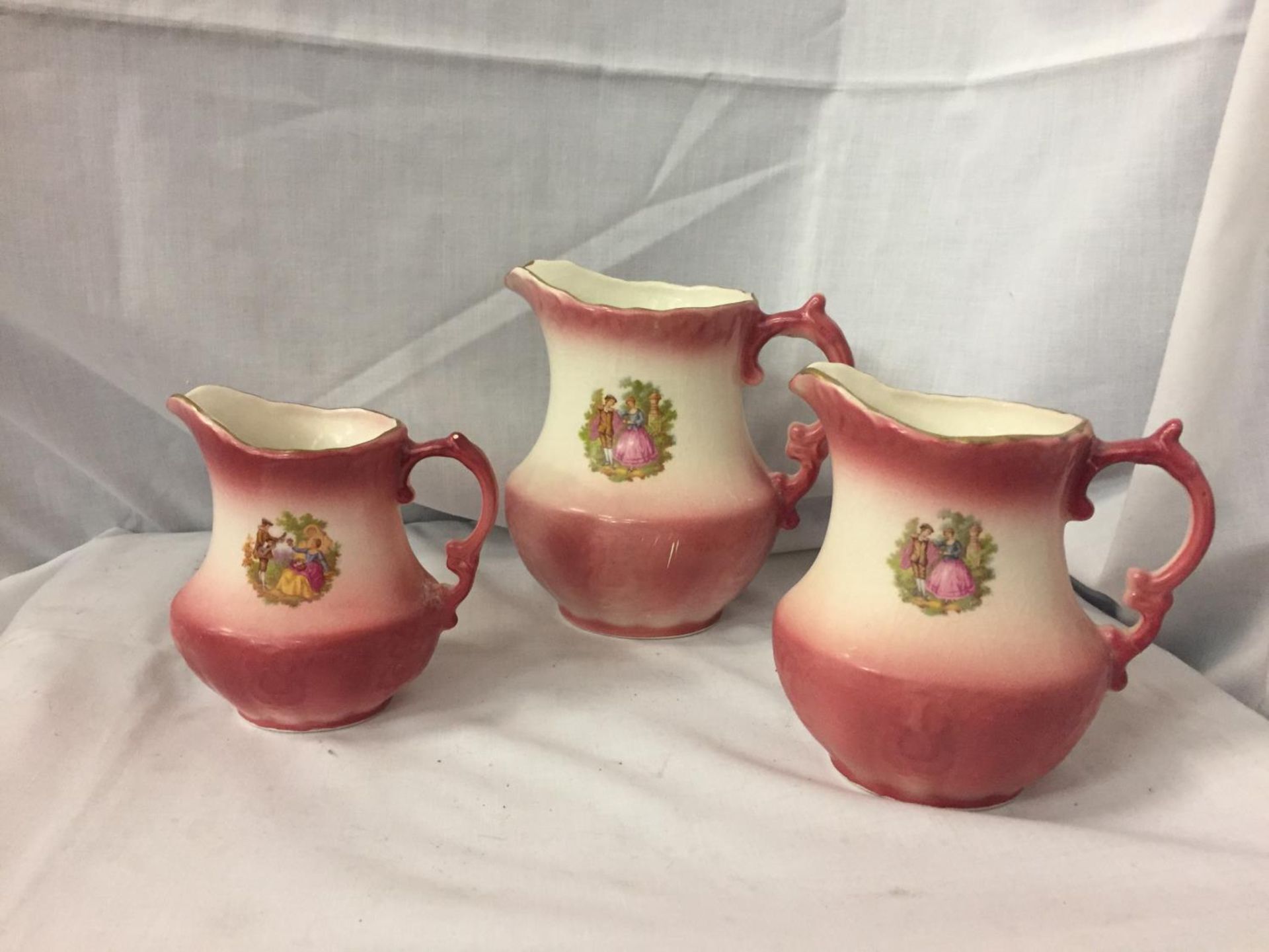 A COLLECTION OF THREE DECORATIVE JUGS - Image 4 of 6