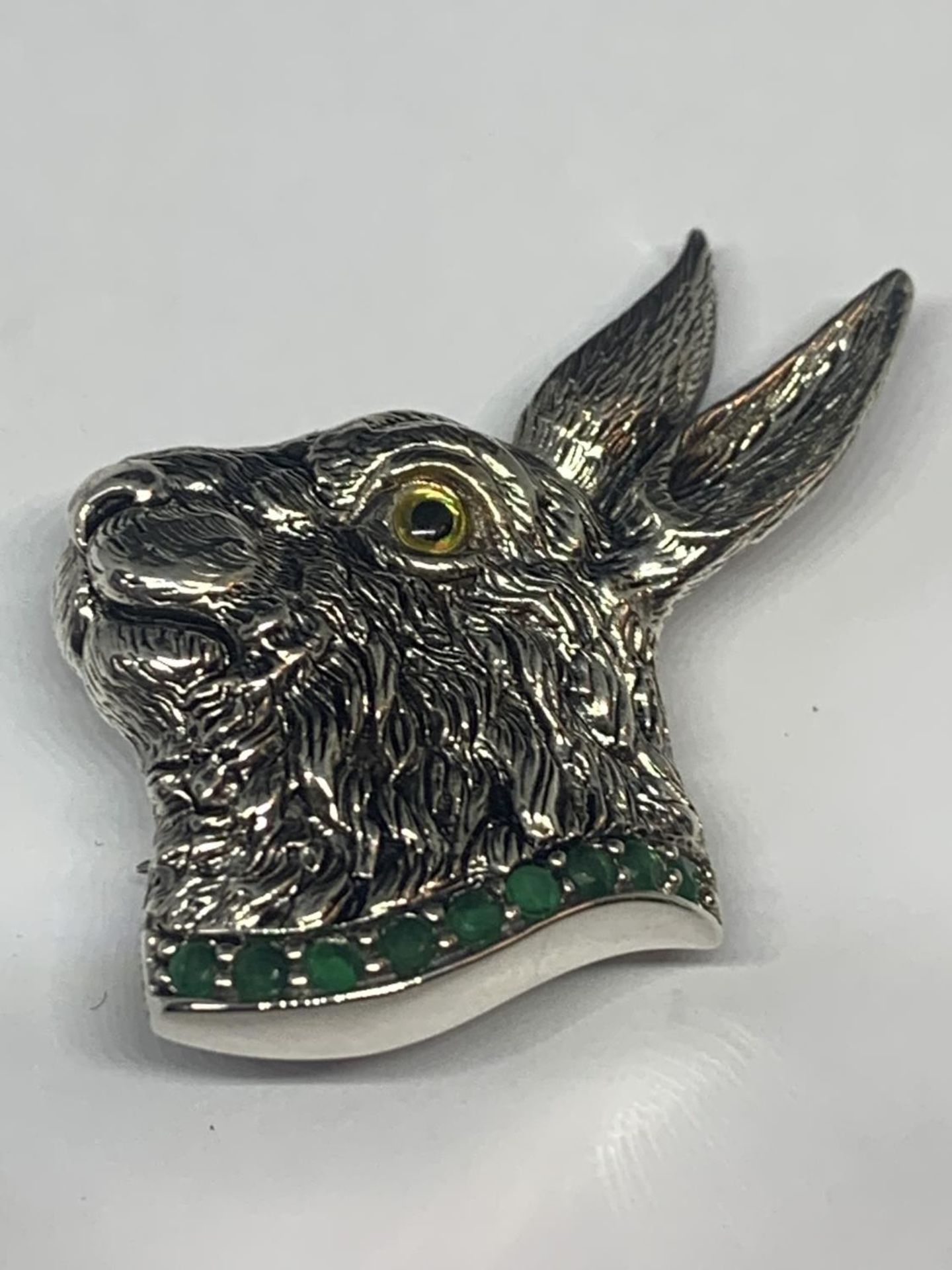 A MARKED SILVER HARE DESIGN PENDANT/BROOCH WITH A GREEN STONE COLLAR - Image 2 of 4