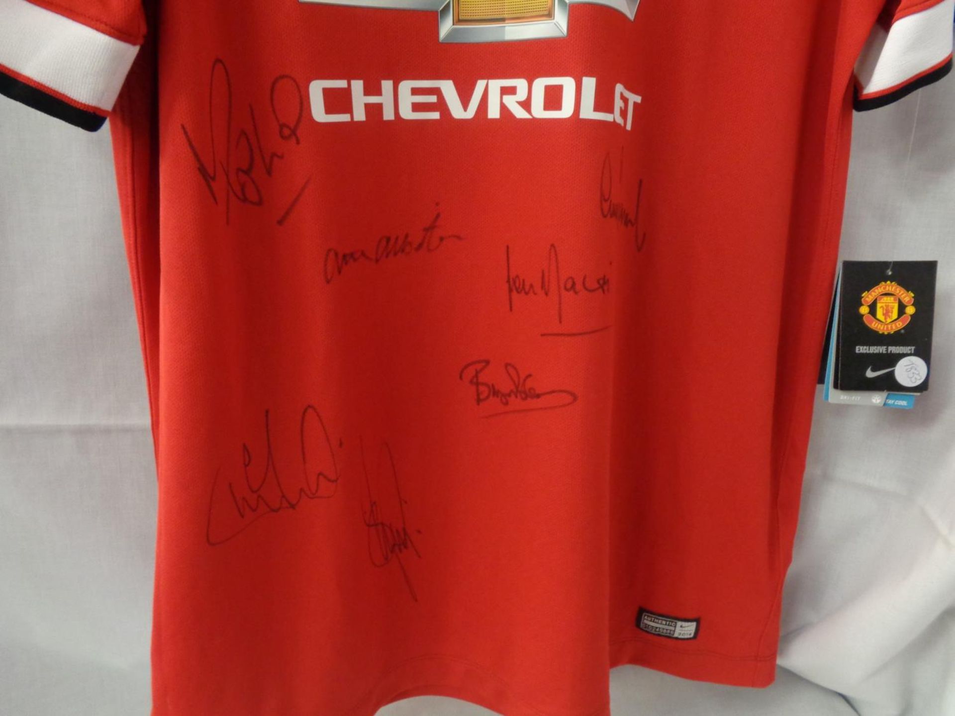 A SIGNED MANCHESTER UNITED SHIRT WITH SEVERAL SIGNITURES INCLUDING BRIAN ROBSON, ARTHUR ALBISTON ETC - Image 4 of 4
