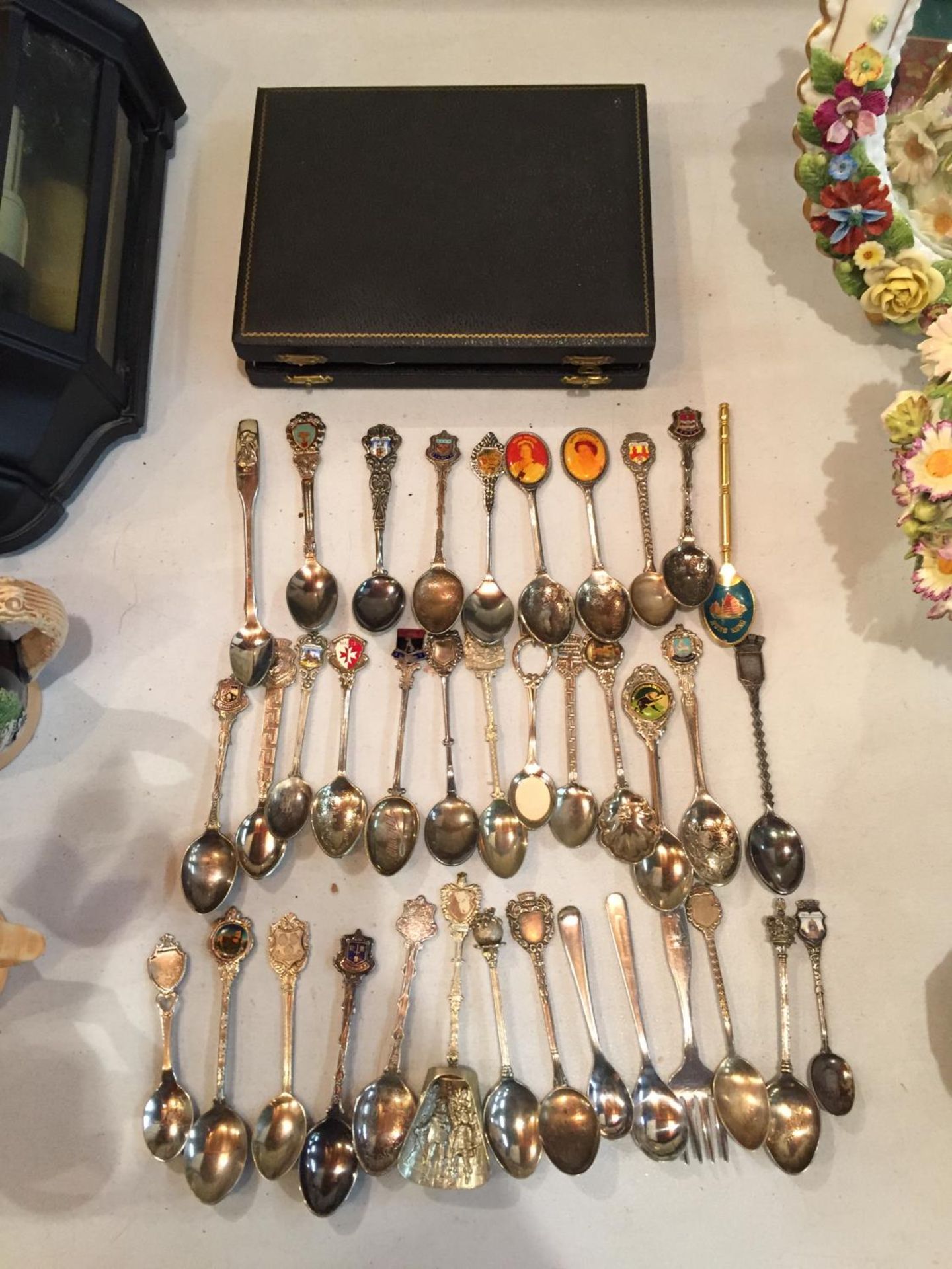 A LARGE COLLECTION OF COLLECTABLE SPOONS TO INCLUDE SIX BOXED OXO SPOONS