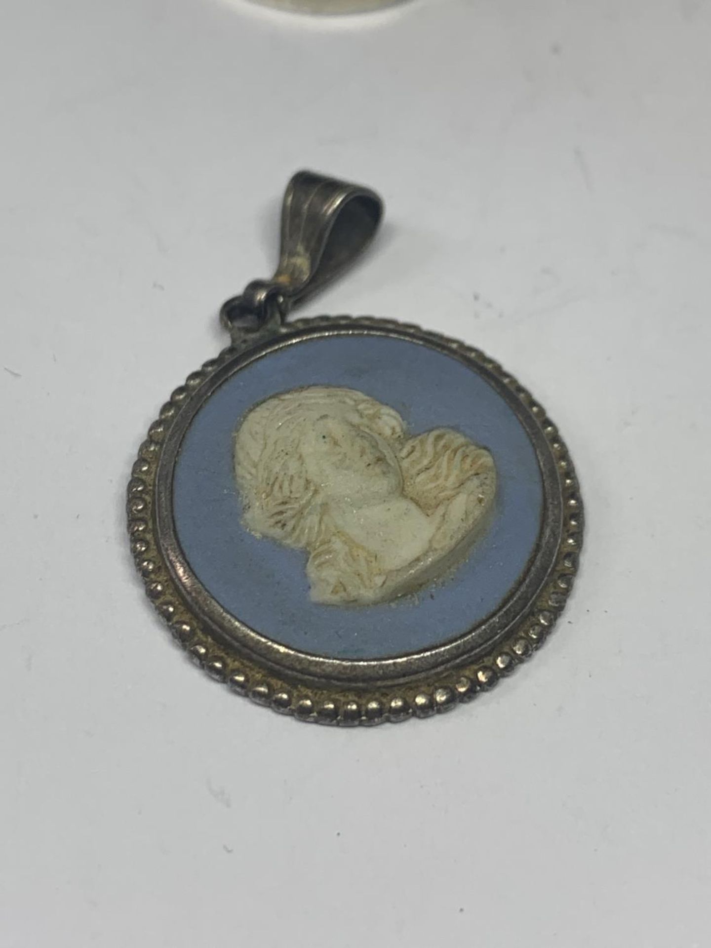 FOUR SILVER ITEMS TO INCLUDE TWO BROOCHES AND TWO PENDANTS - Image 9 of 10