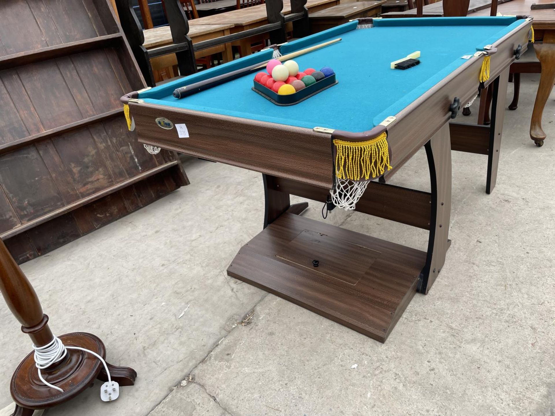 A MODERN SOLEX POOL/SNOOKER TABLE COMPLETE WITH BALLS AND ONE CUE, 60X32" - Image 4 of 5