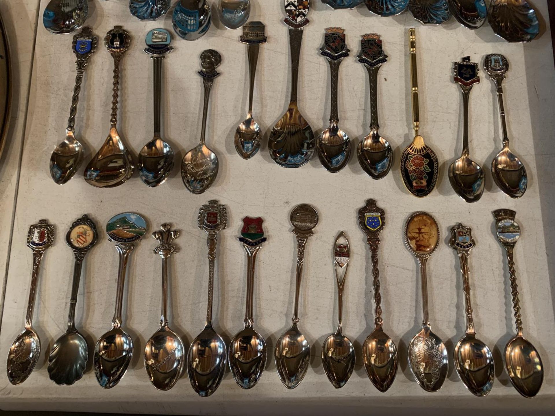 A LARGE COLLECTION OF SOUVENIR SPOONS - Image 4 of 4