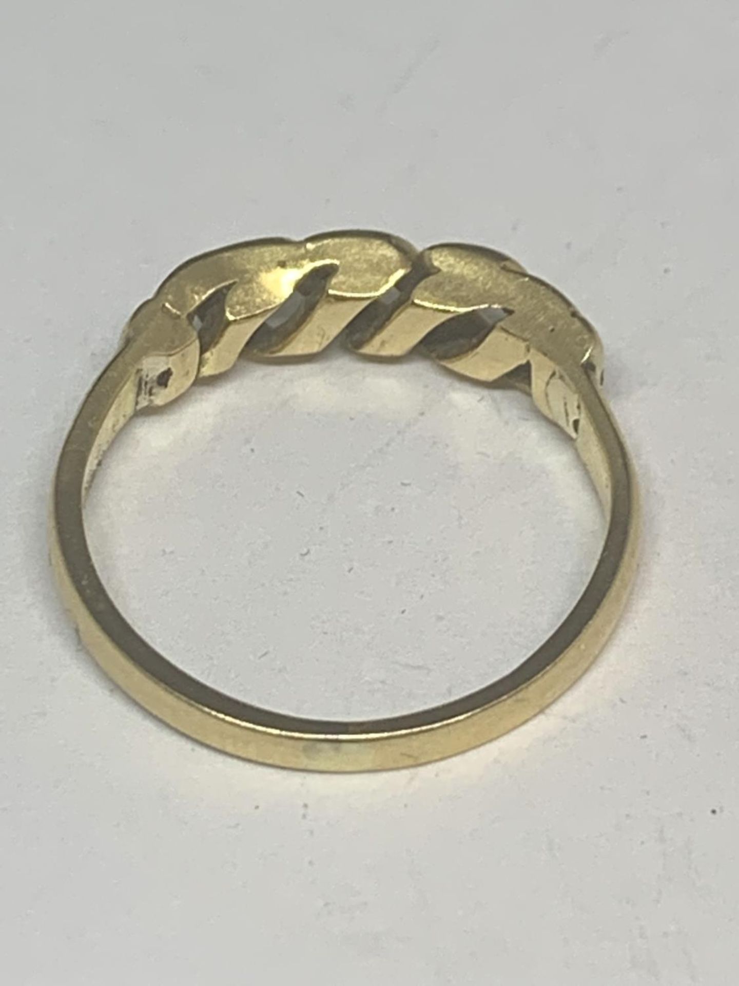 AN 18 CARAT GOLD RING WITH TWIST DESIGN GROSS WEIGHT 3.16 GRAMS SIZE N - Image 6 of 8