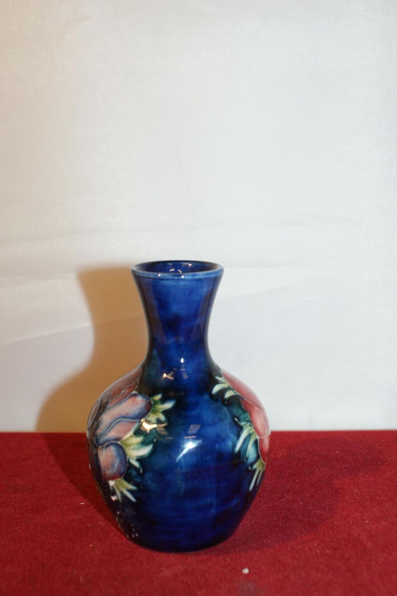 A MOORCROFT ANEMONE VASE 3.5 INCHES HIGH - Image 2 of 4