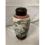 A GOOD QUALITY HAND PAINTED CHINESE LATE 19TH CENTURY VASE DEPICTING BIRDS AND FLOWERS H:19.5CM WITH