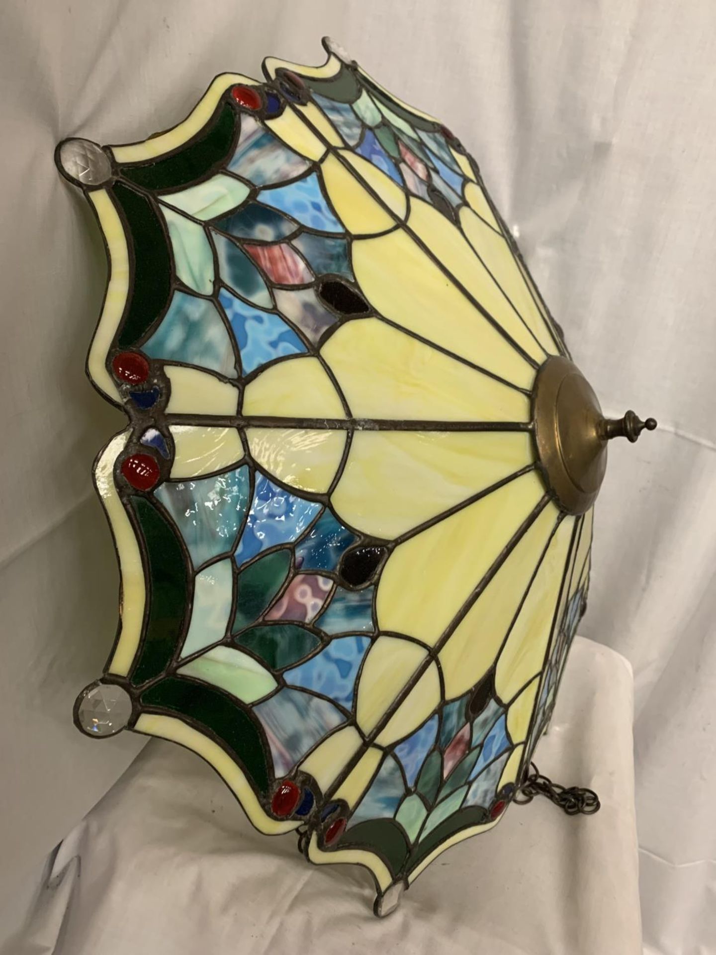 A LARGE TIFFANY STYLE LAMP SHADE 24" X 24" - Image 4 of 6