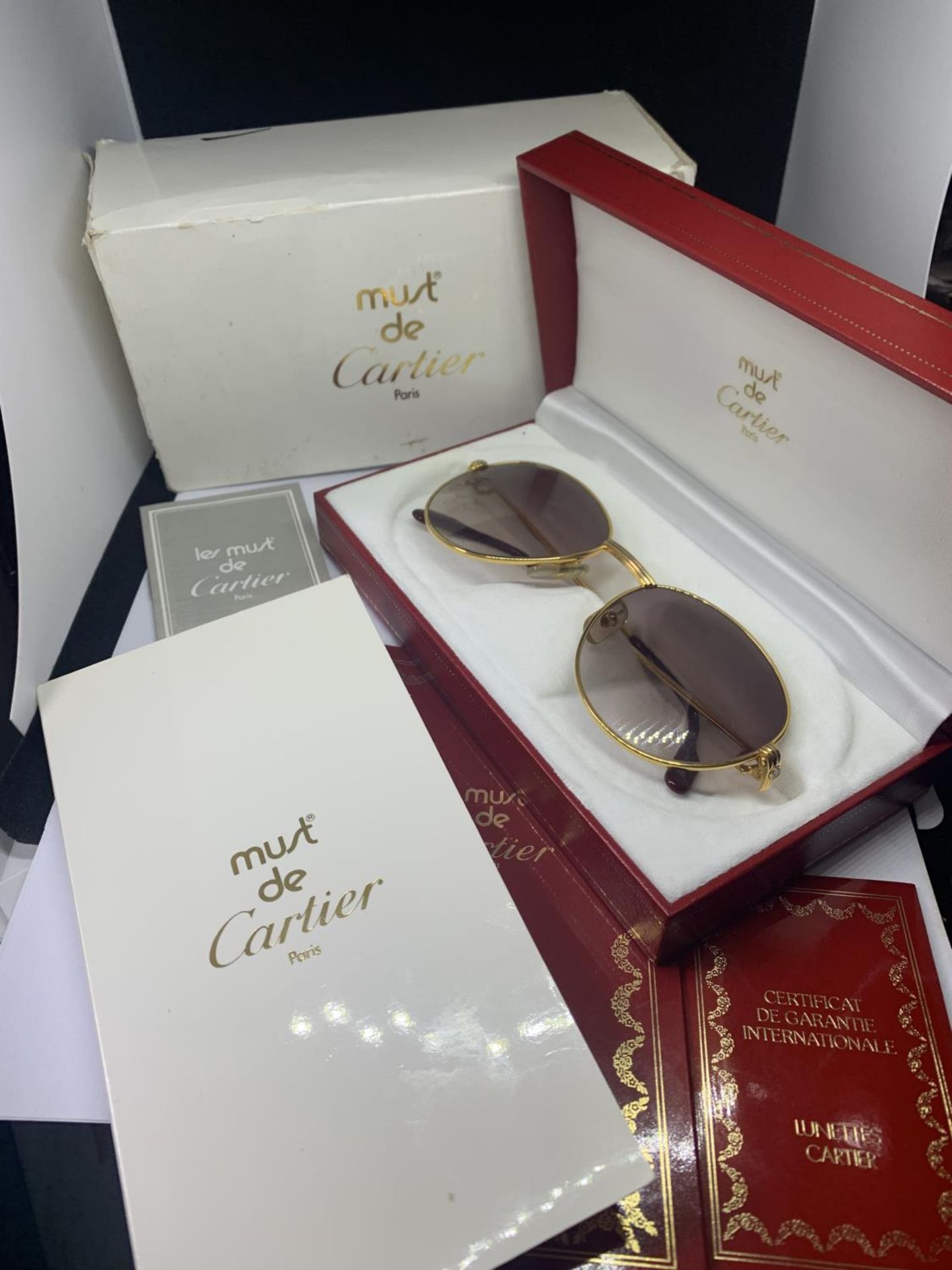 A PAIR OF MUST DE CARTIER PARIS SUNGLASSES WITH DIAMOND DECORATION TO THE SIDE. ORIGINAL BOX AND - Image 2 of 22