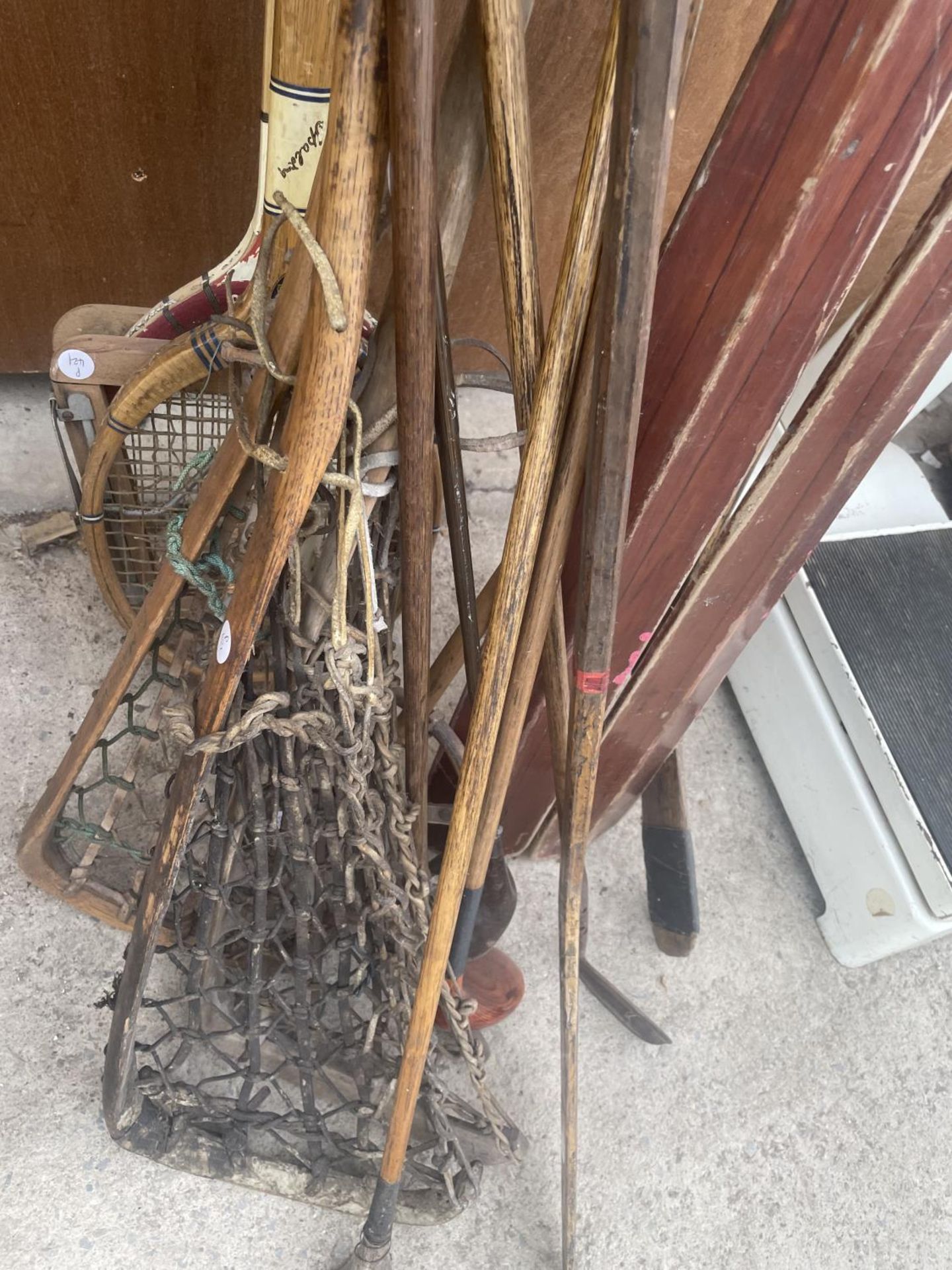 A LARGE QUANTITY OF VINTAGE SPORTS EQUIPMENT * LACROSSE, OARS, GOLF ETC - Image 3 of 5