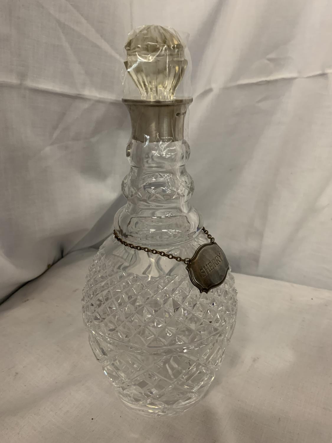 A CUT GLASS DECANTER WITH HALLMARKED COLLAR AND A WHITE METAL SHERRY LABEL - Bild 2 aus 2