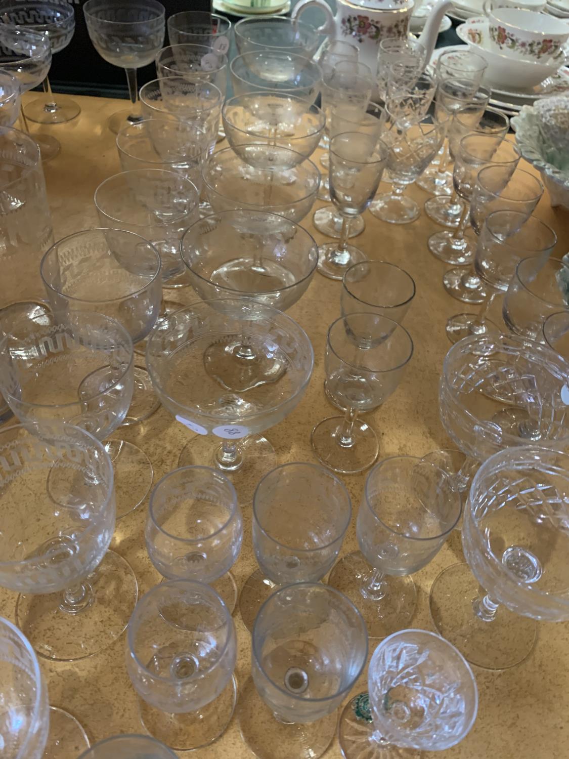 A LARGE QUANTITY OF VARIOUS GLASSWARE TO INCLUDE WINE, BRANDY, VASES ETC - Bild 5 aus 5