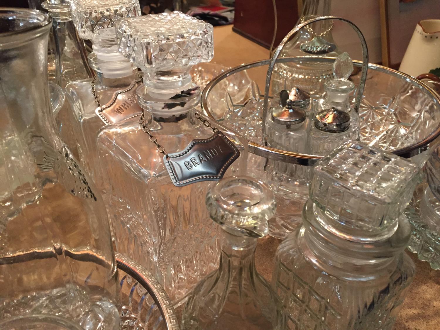 A LARGE COLLECTION OF GLASSWARE TO INCLUDE DECANTERS, FRUIT BOWLS AND GLASSES - Bild 6 aus 7
