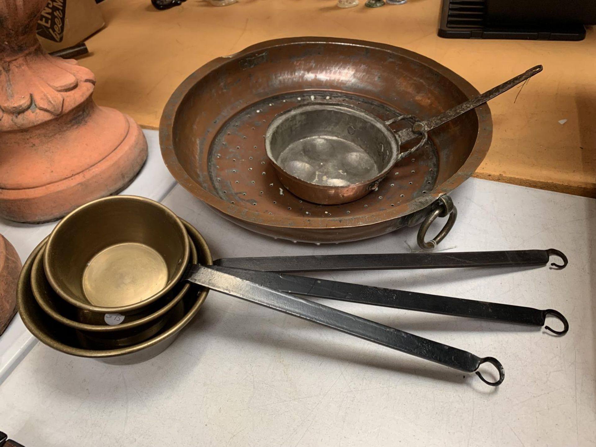 VARIOUS VINTAGE BRASS AND COPPER WARE TO INCLUDE A LARGE COLANDER, A TRIO OF BRASS PANS WITH IRON