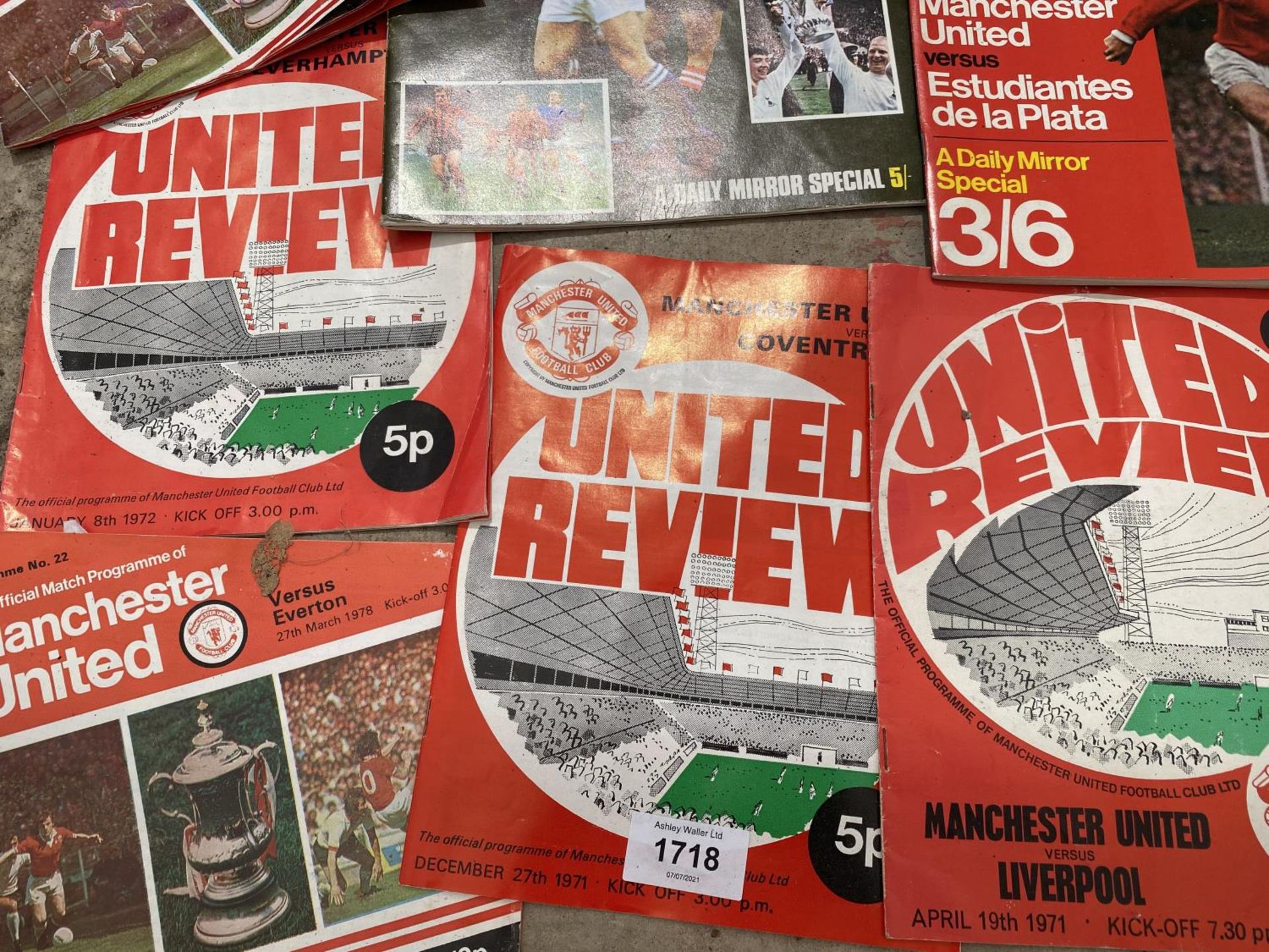 AN ASSORTMENT OF 1970'S MANCHESTER UNITED FOOTBALL PROGRAMMES - Image 2 of 2