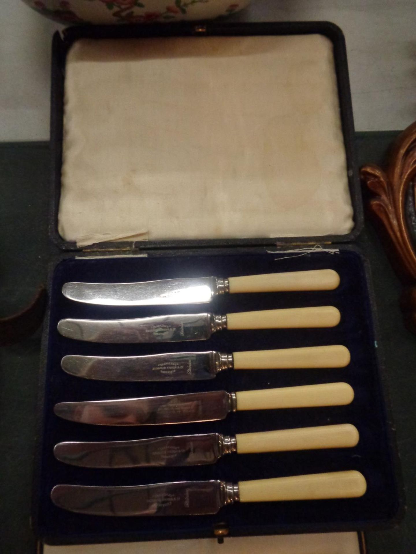 A COLLECTION OF THREE BOXED CUTLERY ITEMS INCLUDING TWELVE KNIVES AND SIX SPOONS - Image 8 of 8