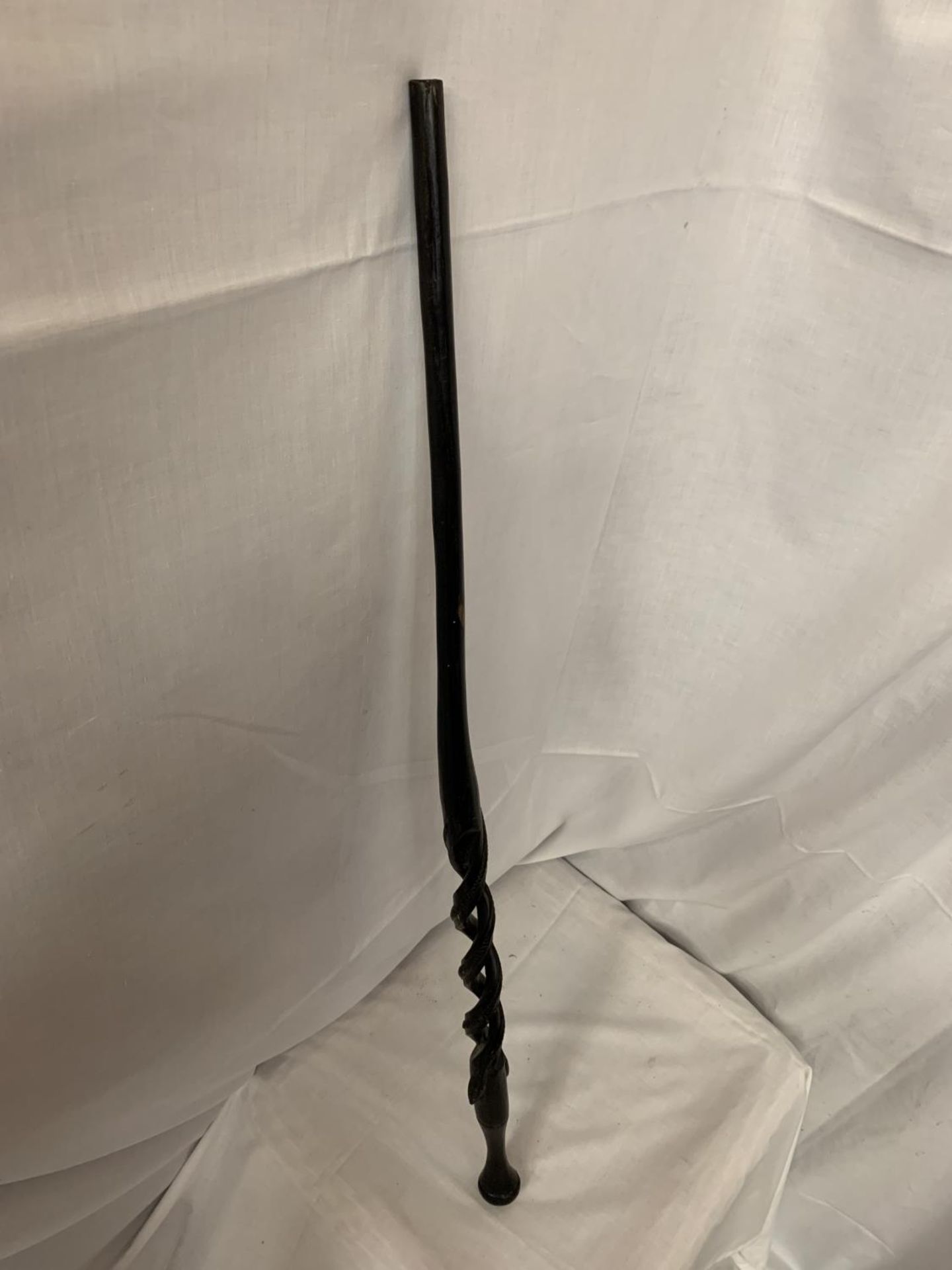 AN EBONISED WALKING CANE WITH BARLEY TWIST AND SNAKE CARVING - Image 3 of 3