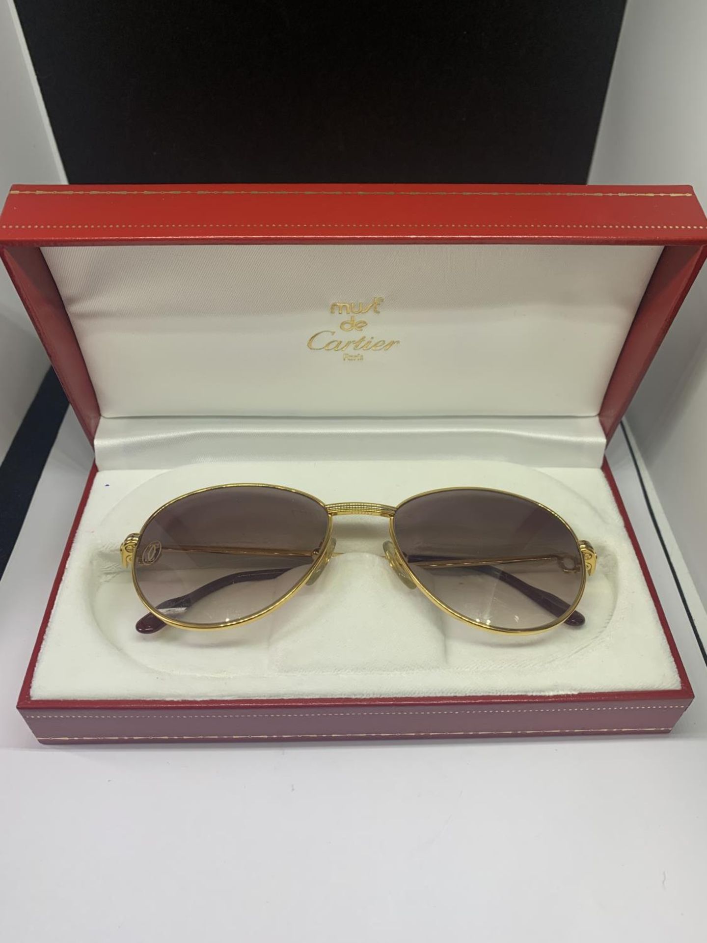 A PAIR OF MUST DE CARTIER PARIS SUNGLASSES WITH DIAMOND DECORATION TO THE SIDE. ORIGINAL BOX AND - Image 6 of 22