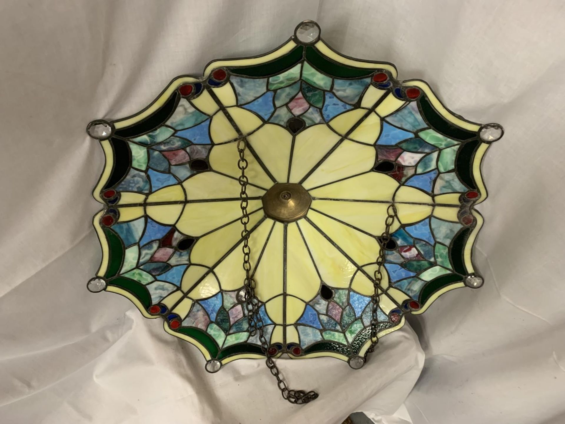 A LARGE TIFFANY STYLE LAMP SHADE 24" X 24" - Image 5 of 6