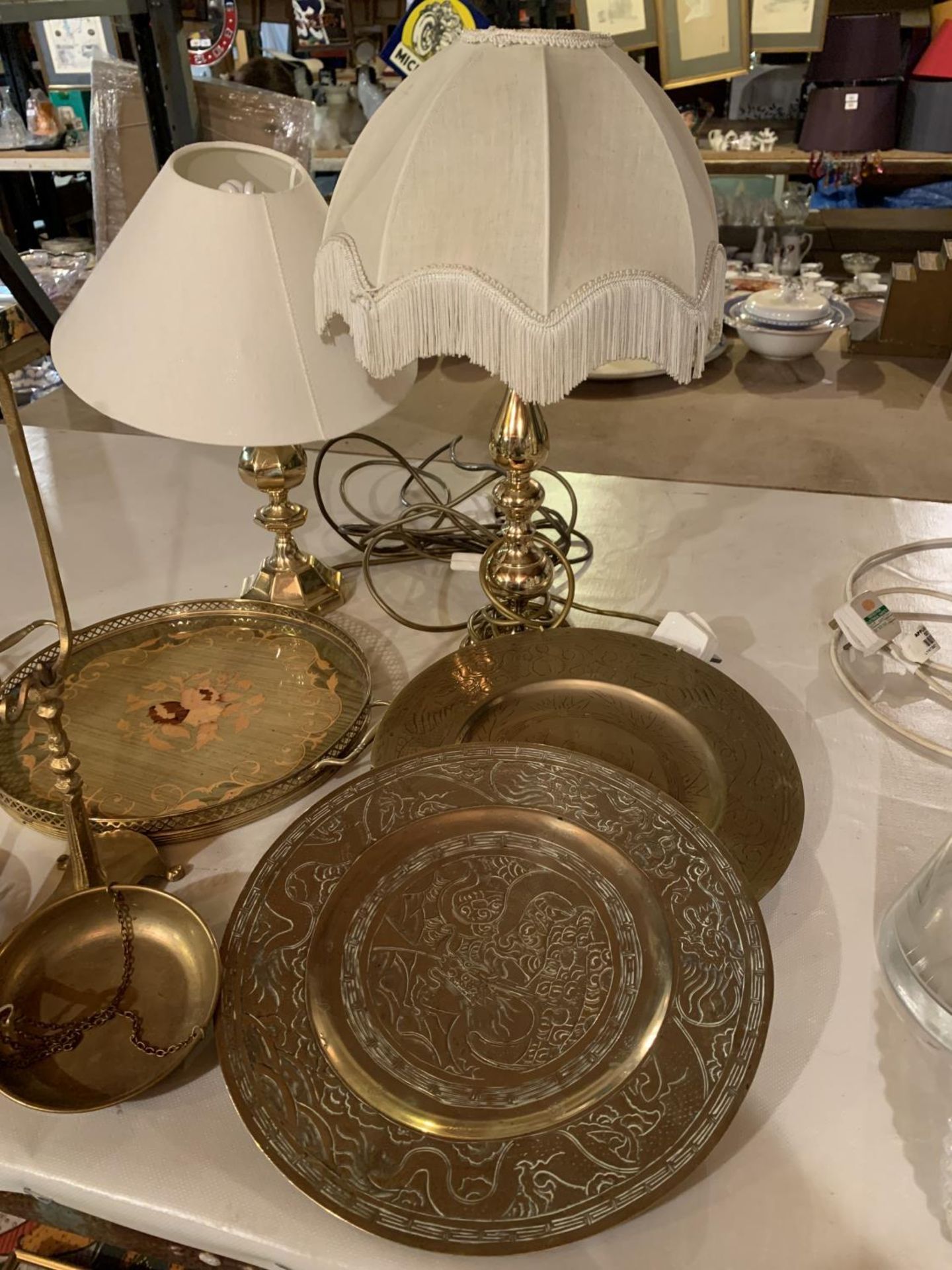 A SELECTION OF BRASS ITEMS TO INCLUDE TWO CHARGERS, VINTAGE SCALES, TWO TABLE LAMPS AND AN INLAID - Image 3 of 3