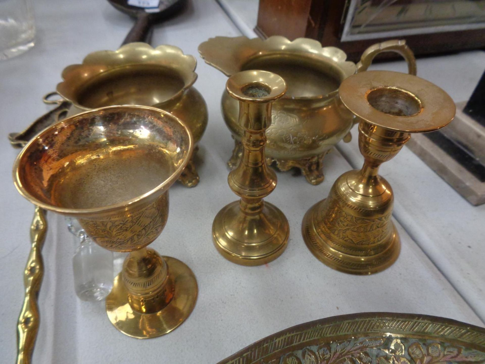 A SELECTION OF BRASS ITEMS TO INCLUDE A DECORATIVE BOWL - Image 3 of 4