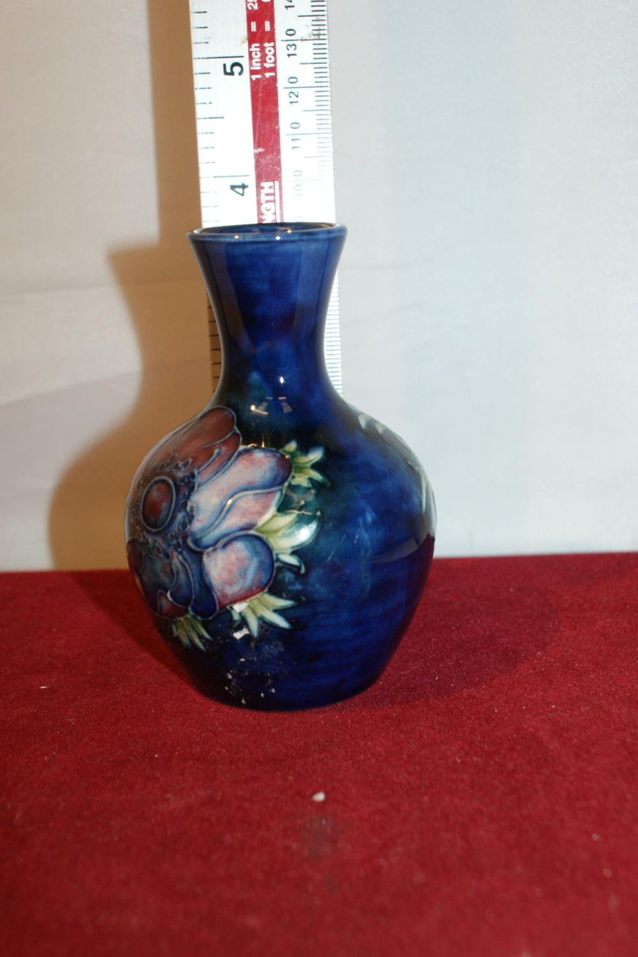 A MOORCROFT ANEMONE VASE 3.5 INCHES HIGH - Image 4 of 4