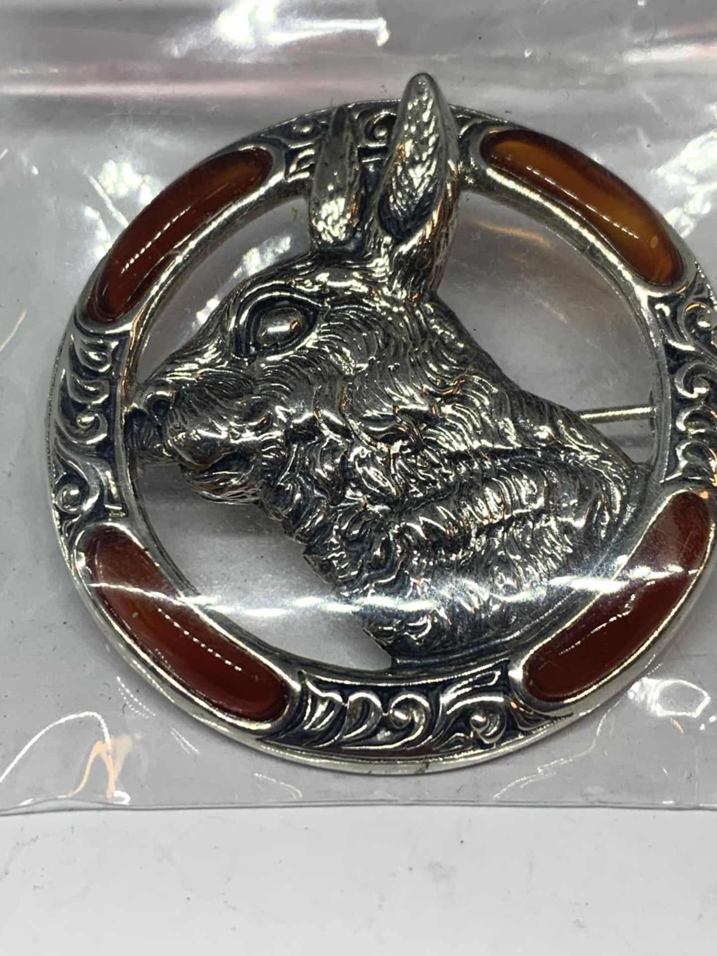 A MARKED SILVER AND AGATE BROOCH WITH A HARE DESIGN - Image 2 of 4