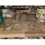 VARIOUS ITEMS OF GLASSWARE TO INCLUDE DECANTERS, JUGS ETC