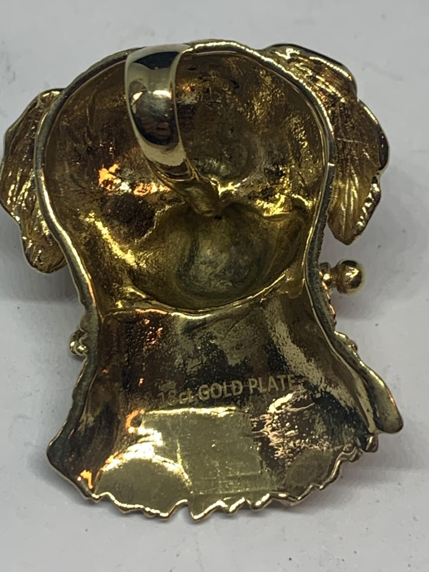 A SILVER GILT PENDANT IN THE FORM OF A DOG WITH GLASS EYES - Image 3 of 4