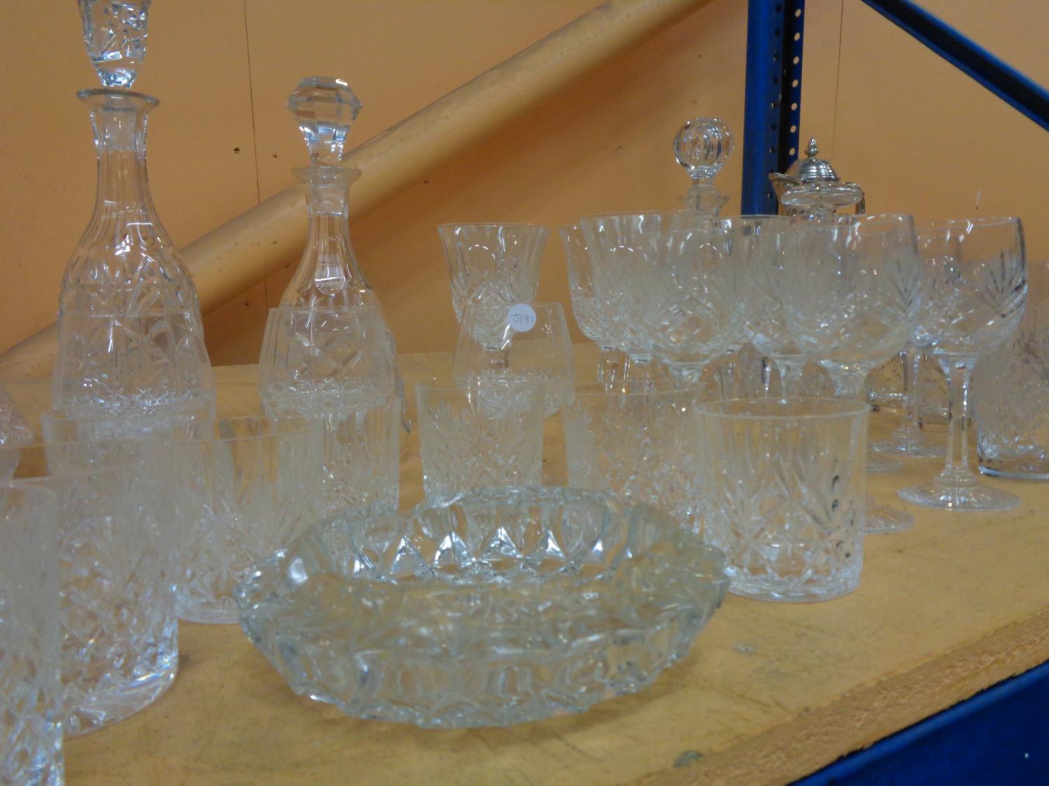 A LARGE COLLECTION OF GLASSWARE INCLUDING DECANTERS AND A VARIETY OF DRINKS GLASSES - Bild 5 aus 8