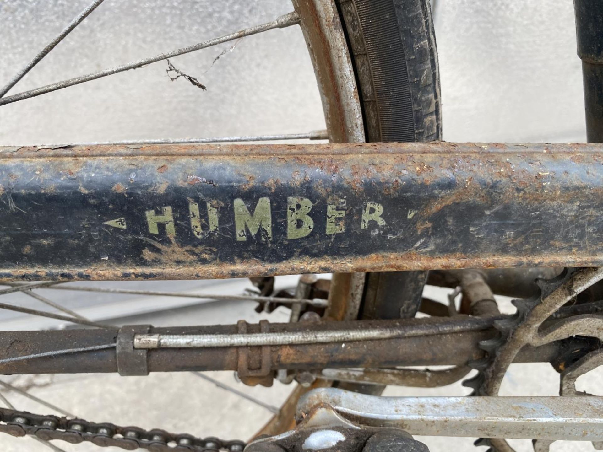 A VINTAGE RALEIGH LADIES BIKE AND A TOWNSEND HEDGEHOPPER GENTS BIKE WITH 12 SPEED GEAR SYSTEM - Image 2 of 3