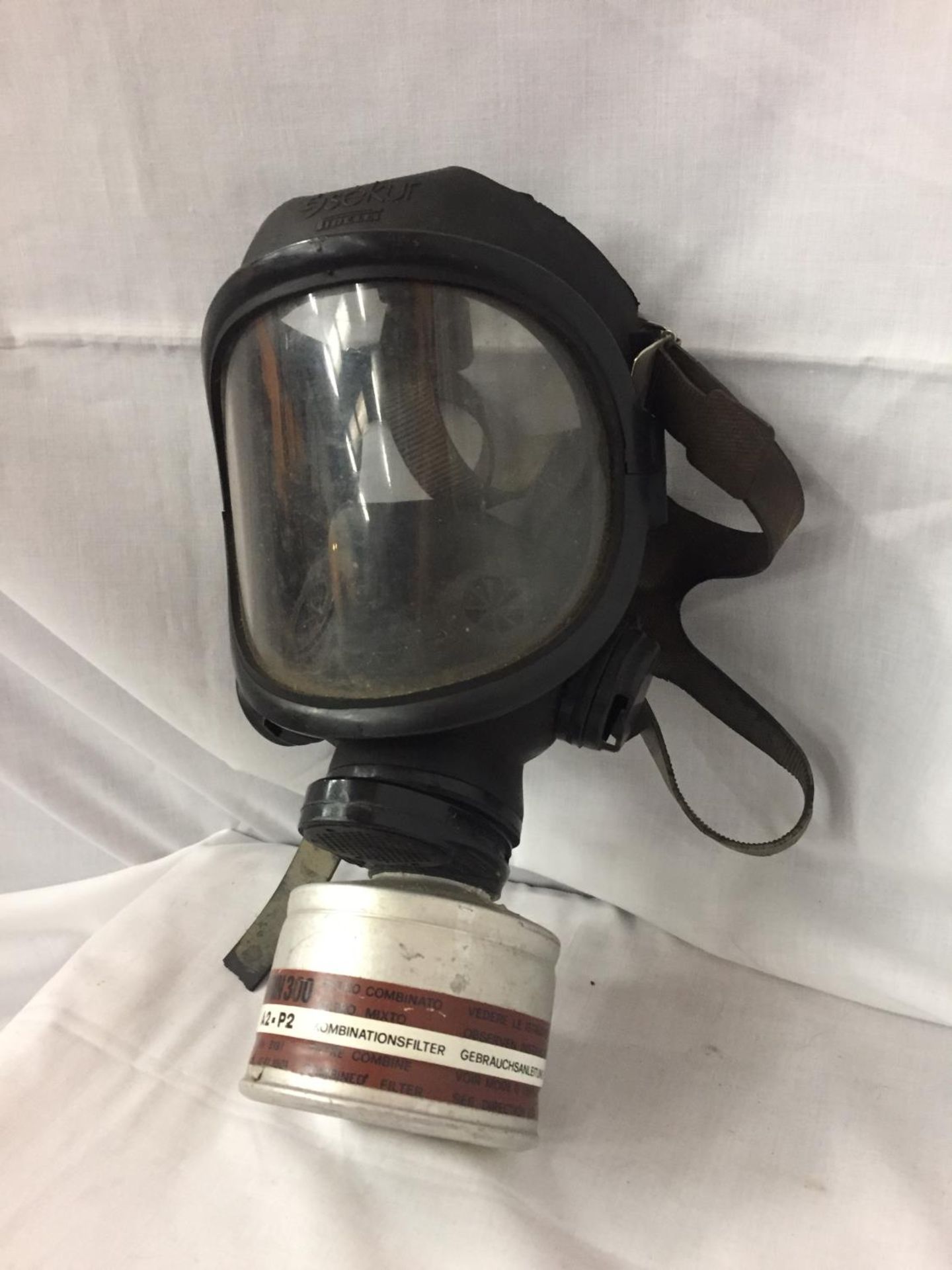 A SEKUR GAS MASK - Image 6 of 15