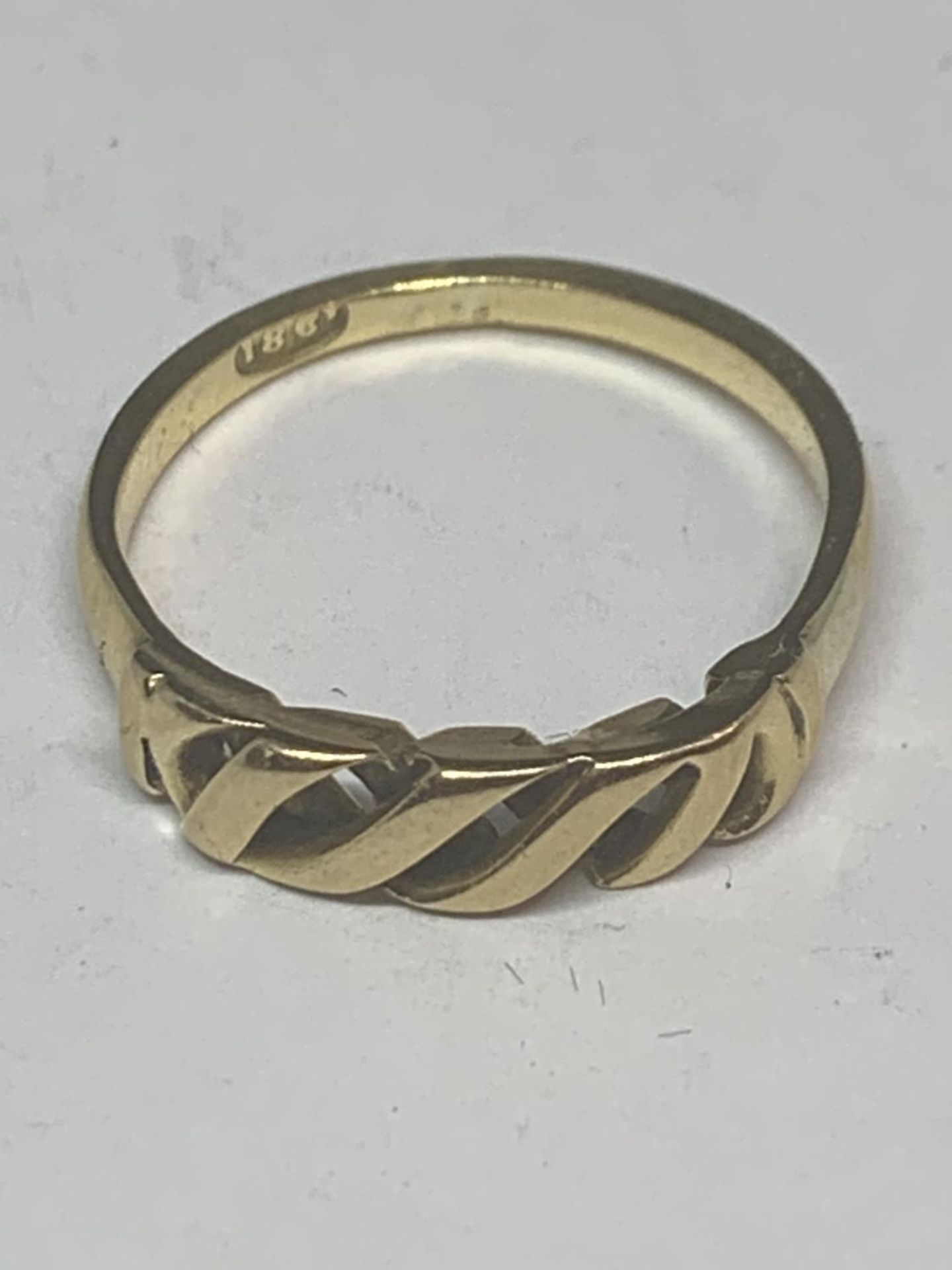 AN 18 CARAT GOLD RING WITH TWIST DESIGN GROSS WEIGHT 3.16 GRAMS SIZE N - Image 2 of 8