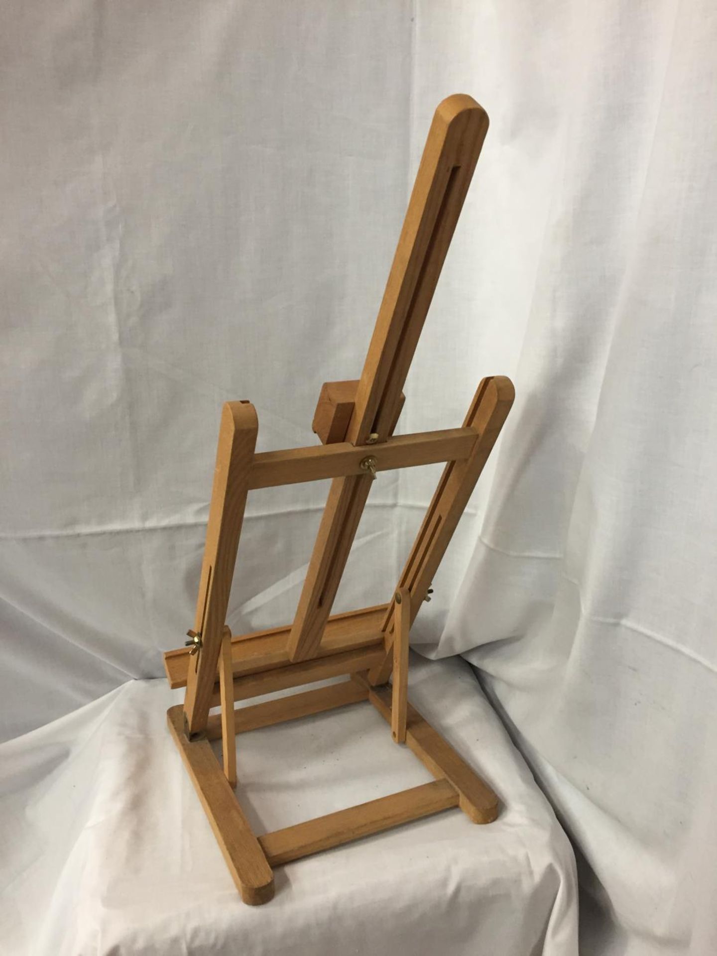 A WOODEN EASEL - Image 3 of 3