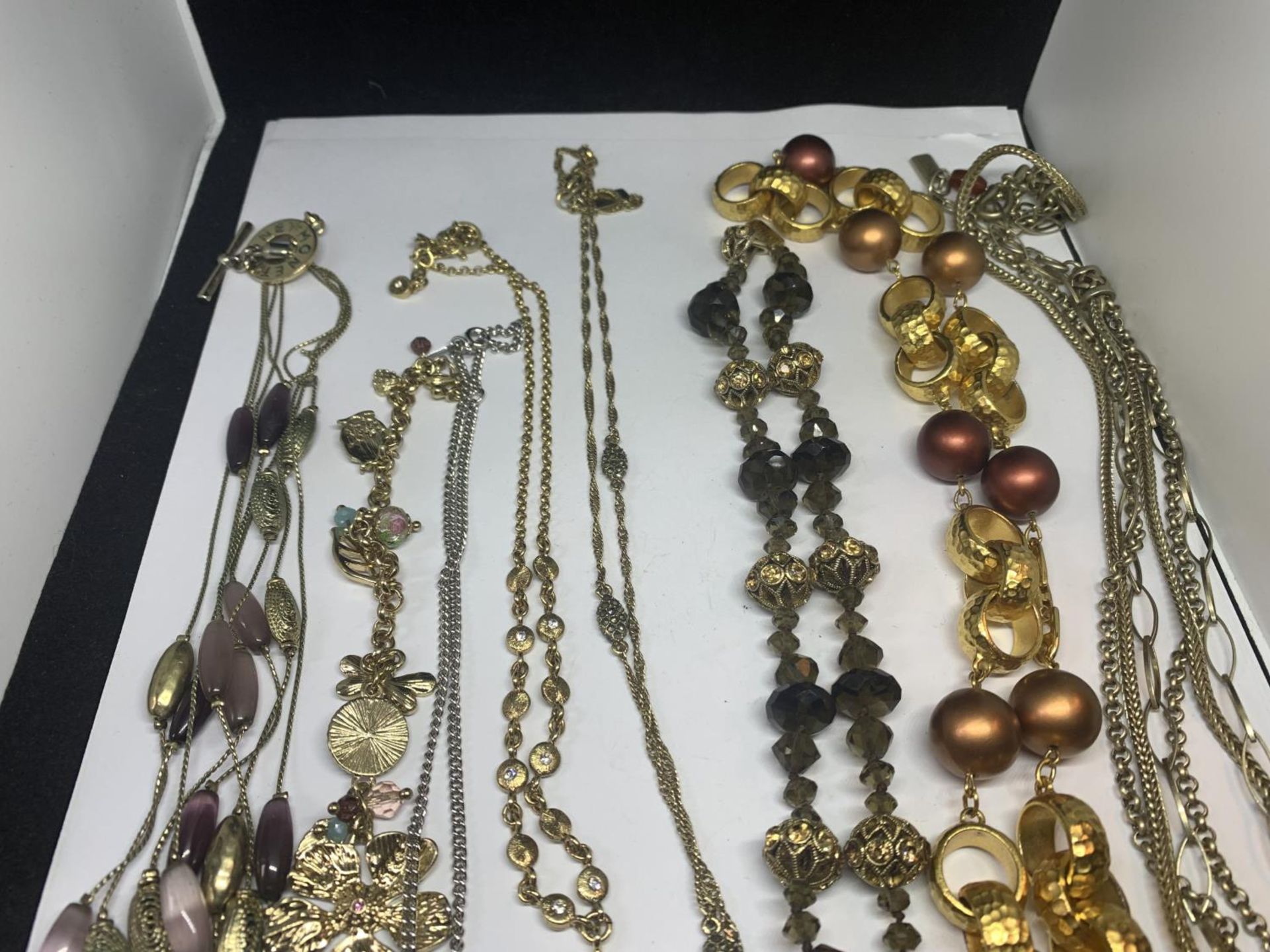 A COLLECTION OF DESIGNER COSTUME JEWELLERY NECKLACES AND BRACELETS TO INLCUDE MONET, NAPIER, SARAH - Image 8 of 8