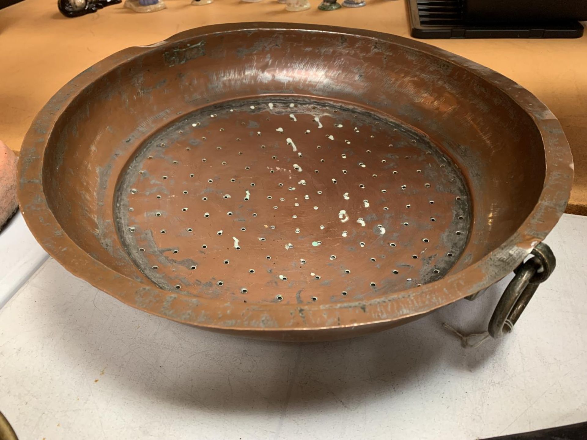 VARIOUS VINTAGE BRASS AND COPPER WARE TO INCLUDE A LARGE COLANDER, A TRIO OF BRASS PANS WITH IRON - Image 4 of 4