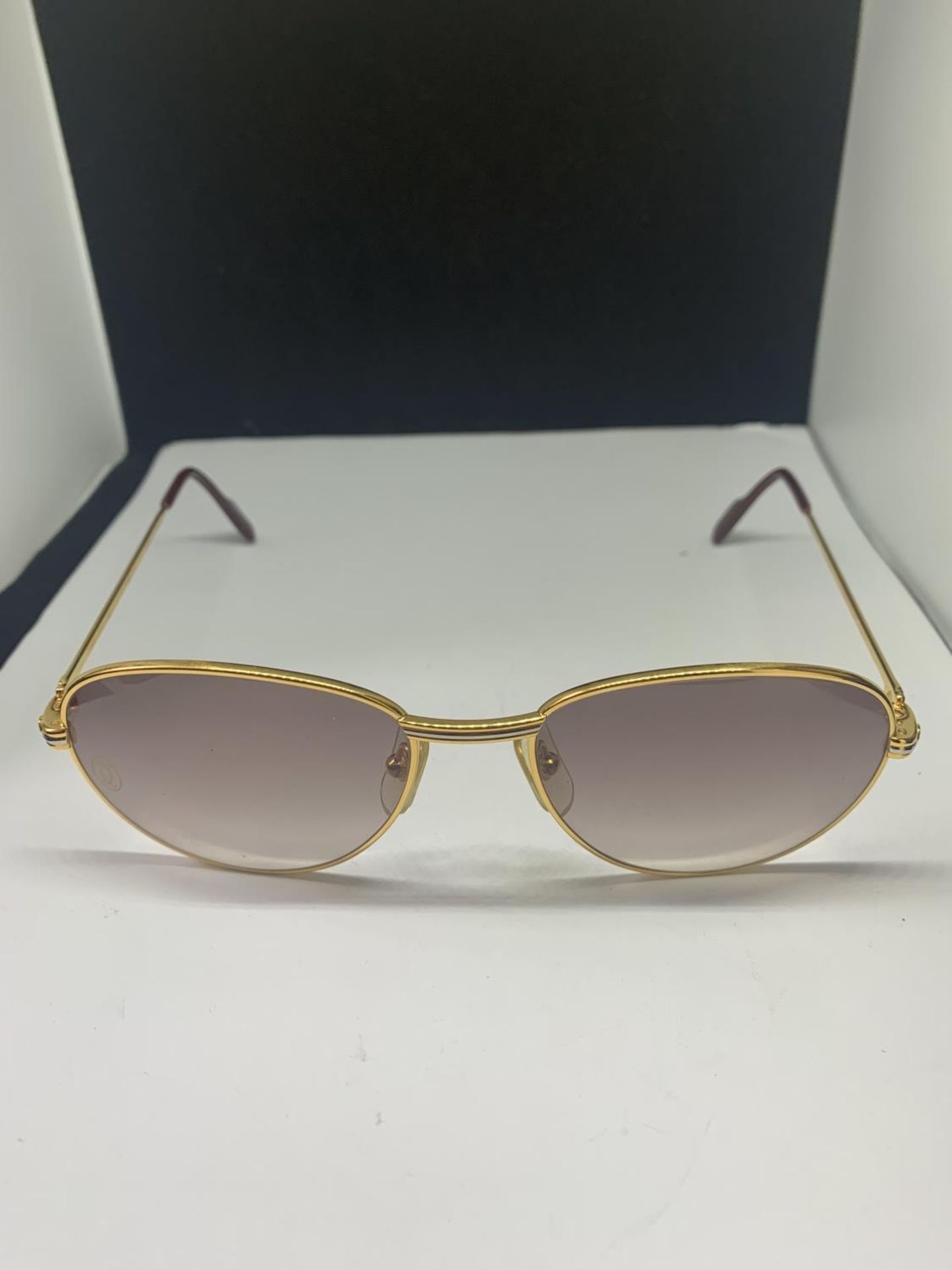 A PAIR OF MUST DE CARTIER PARIS SUNGLASSES WITH DIAMOND DECORATION TO THE SIDE. ORIGINAL BOX AND - Image 7 of 22