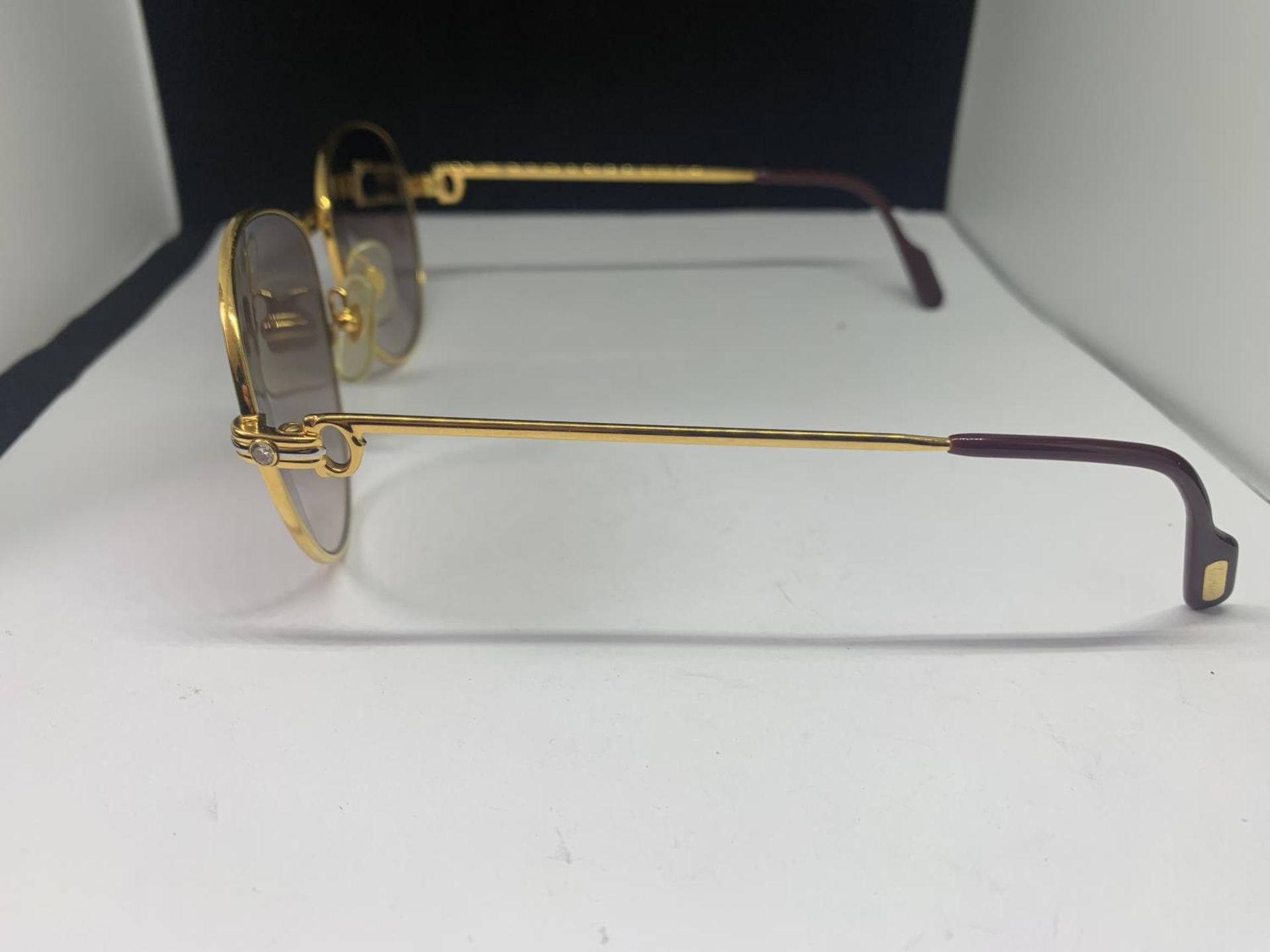 A PAIR OF MUST DE CARTIER PARIS SUNGLASSES WITH DIAMOND DECORATION TO THE SIDE. ORIGINAL BOX AND - Image 9 of 22