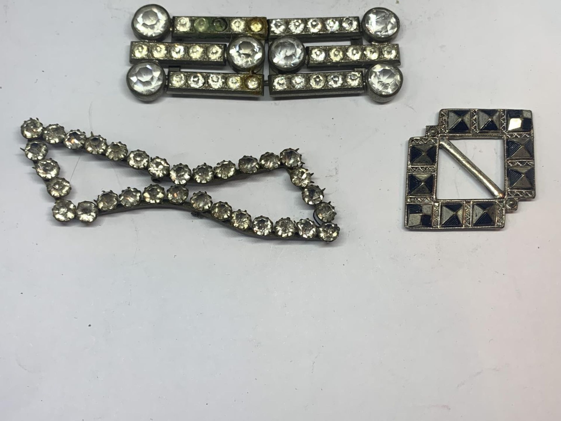 SIX VARIOUS DECORATIVE BUCKLES SOME WITH CLEAR STONES, ONE WITH AGATE ETC - Image 3 of 6