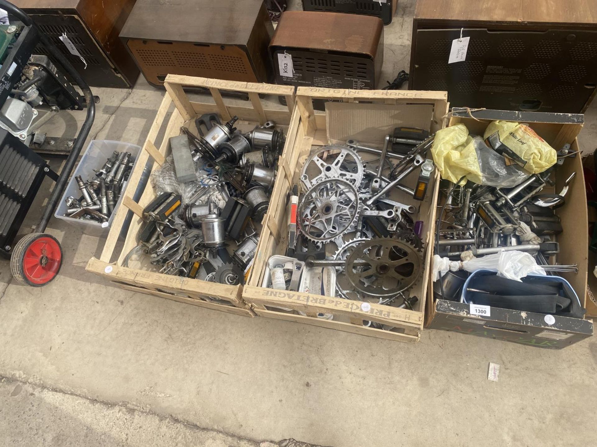 AN ASSORTMENT OF BIKE PARTS TO INCLUDE PEDDLES AND GEAR COGS ETC