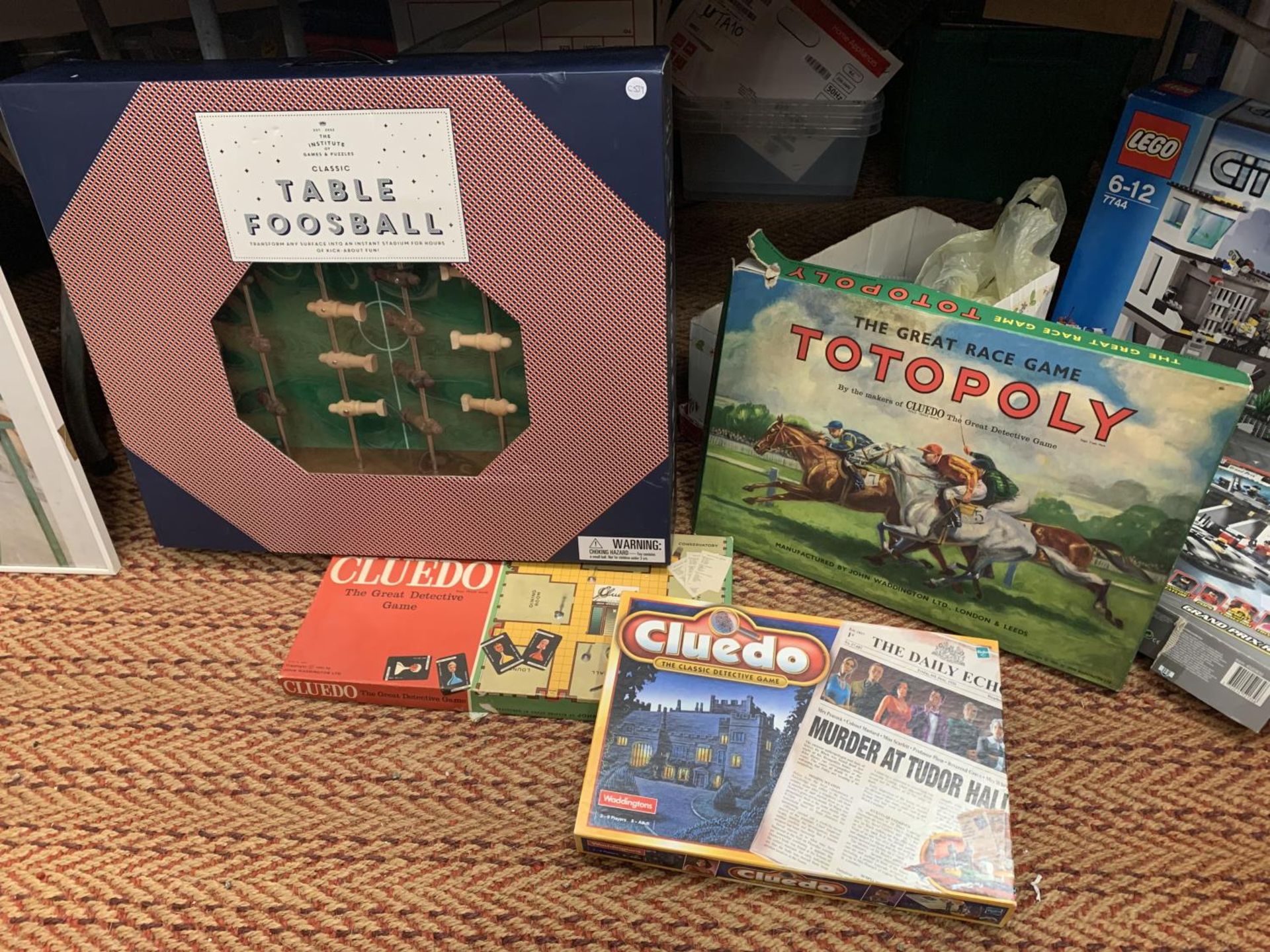 A COLLECTION OF GAMES TO INCLUDE TABLE FOOTBALL, CLUEDO AND TOTOPOLY