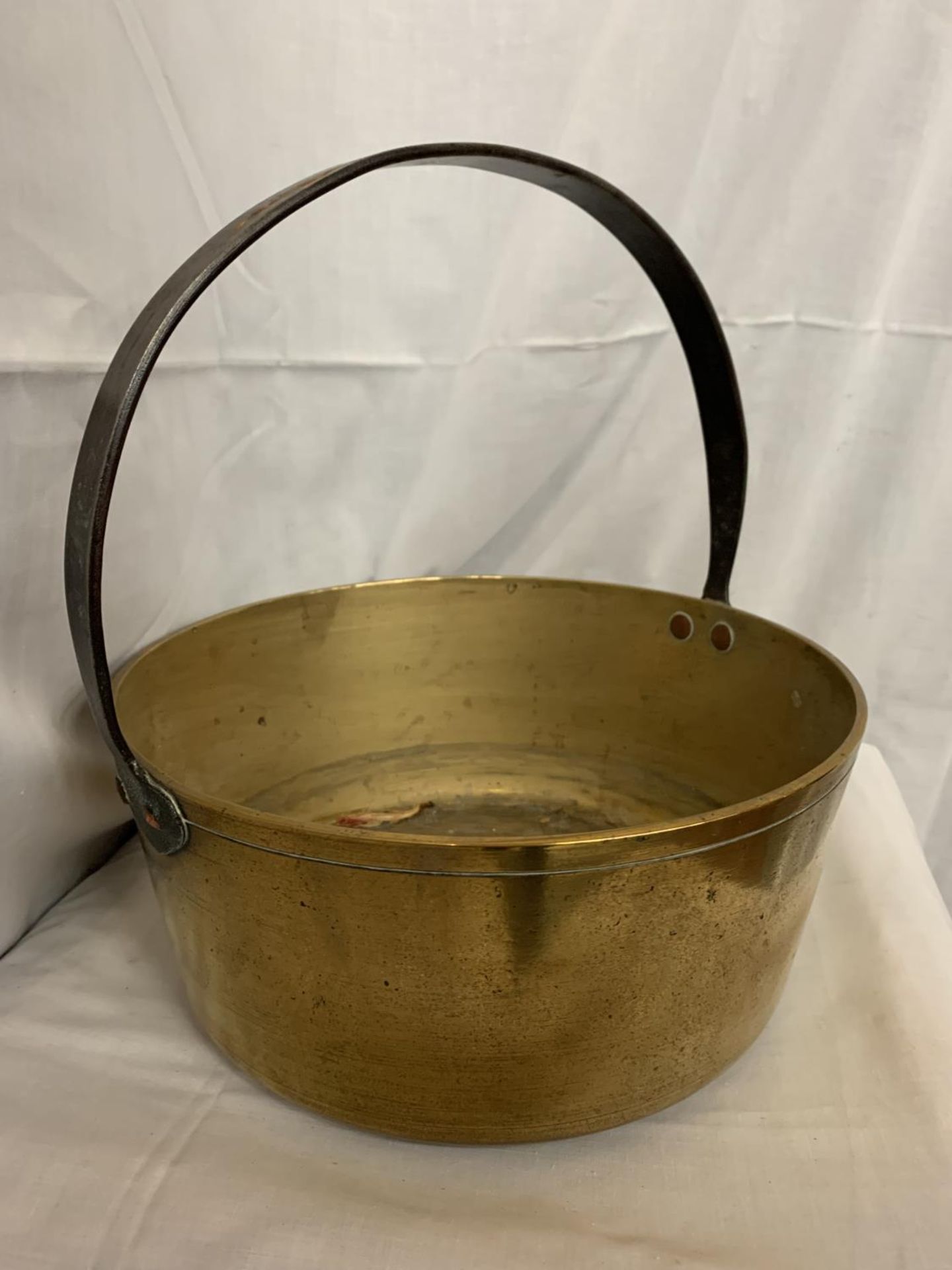 A LARGE BRASS JAM PAN WITH IRON AND COPPER HANDLE 30.5CM DIAMETER - Image 2 of 3