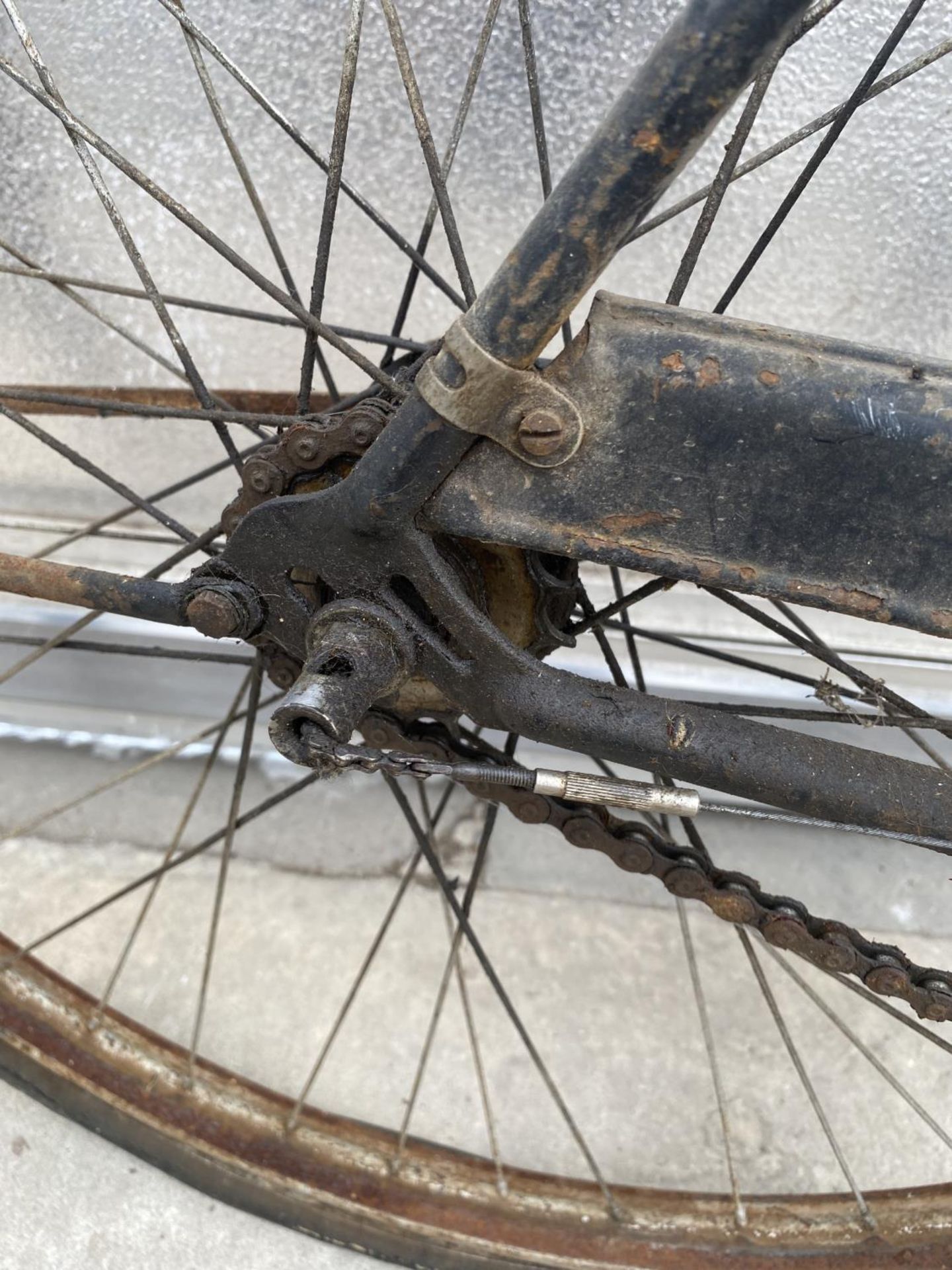 A VINTAGE RALEIGH LADIES BIKE AND A TOWNSEND HEDGEHOPPER GENTS BIKE WITH 12 SPEED GEAR SYSTEM - Image 3 of 3