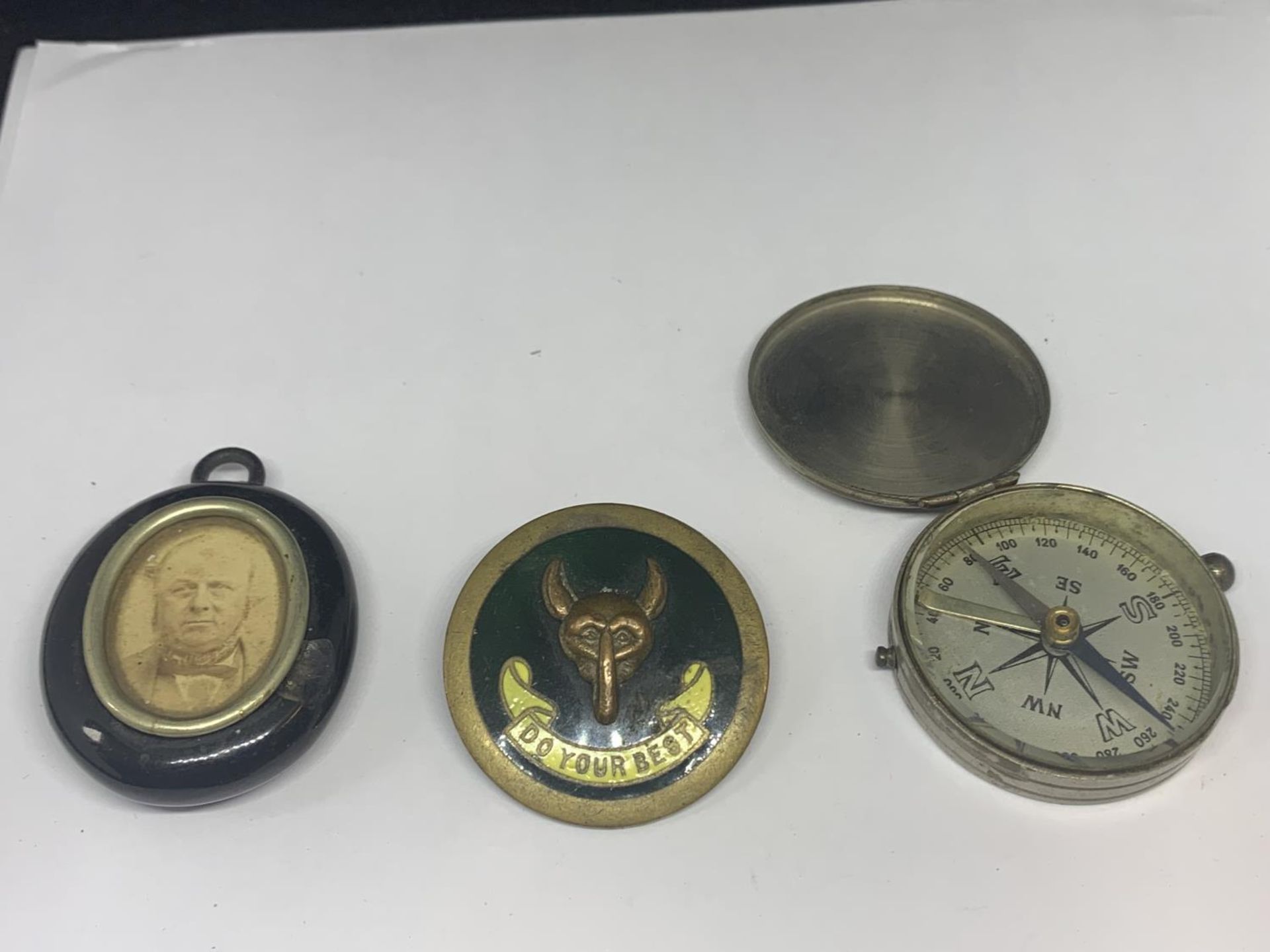 VARIOUS COLLECTABLE ITEMS TO IN CLUDE A ZIPPO LIGHTER, VINTAGE COMPASS, SCOUTING BADGES ETC - Image 3 of 6